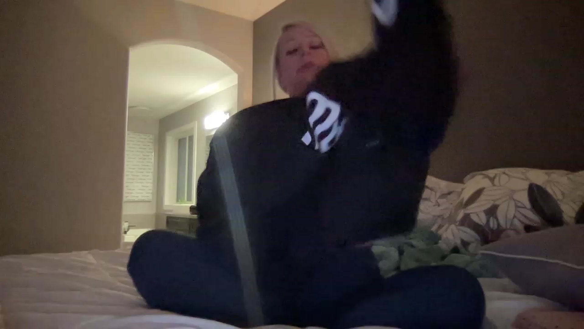 Gallery image thumbnail from MonroeLee's myfreecams stream on, 02/16/2023, 01:33 image 14 of 20