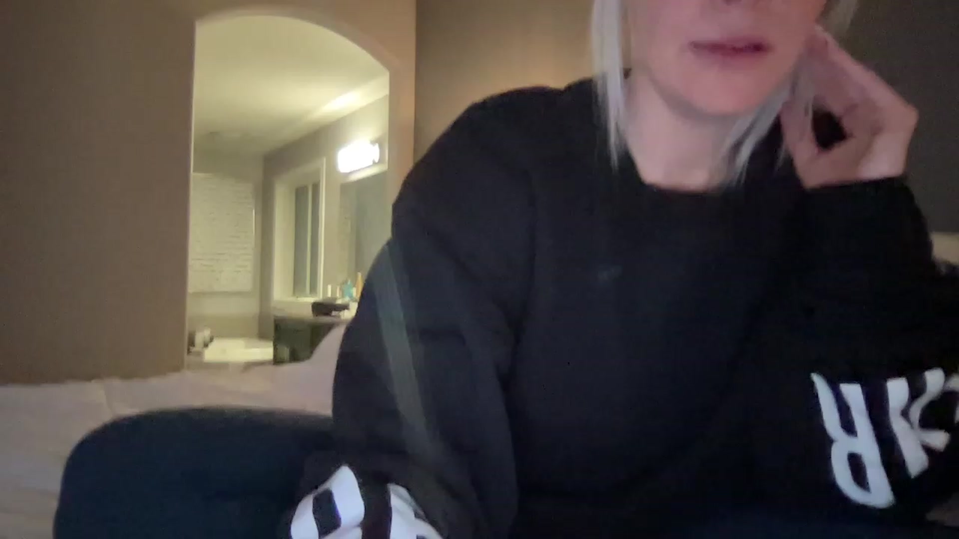 Gallery image thumbnail from MonroeLee's myfreecams stream on, 02/16/2023, 01:33 image 17 of 20