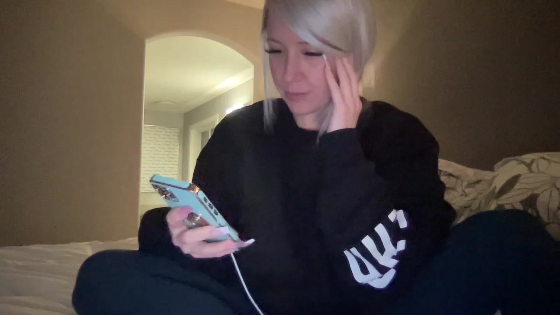 Gallery image thumbnail from MonroeLee's myfreecams stream on, 02/16/2023, 01:33 image 18 of 20