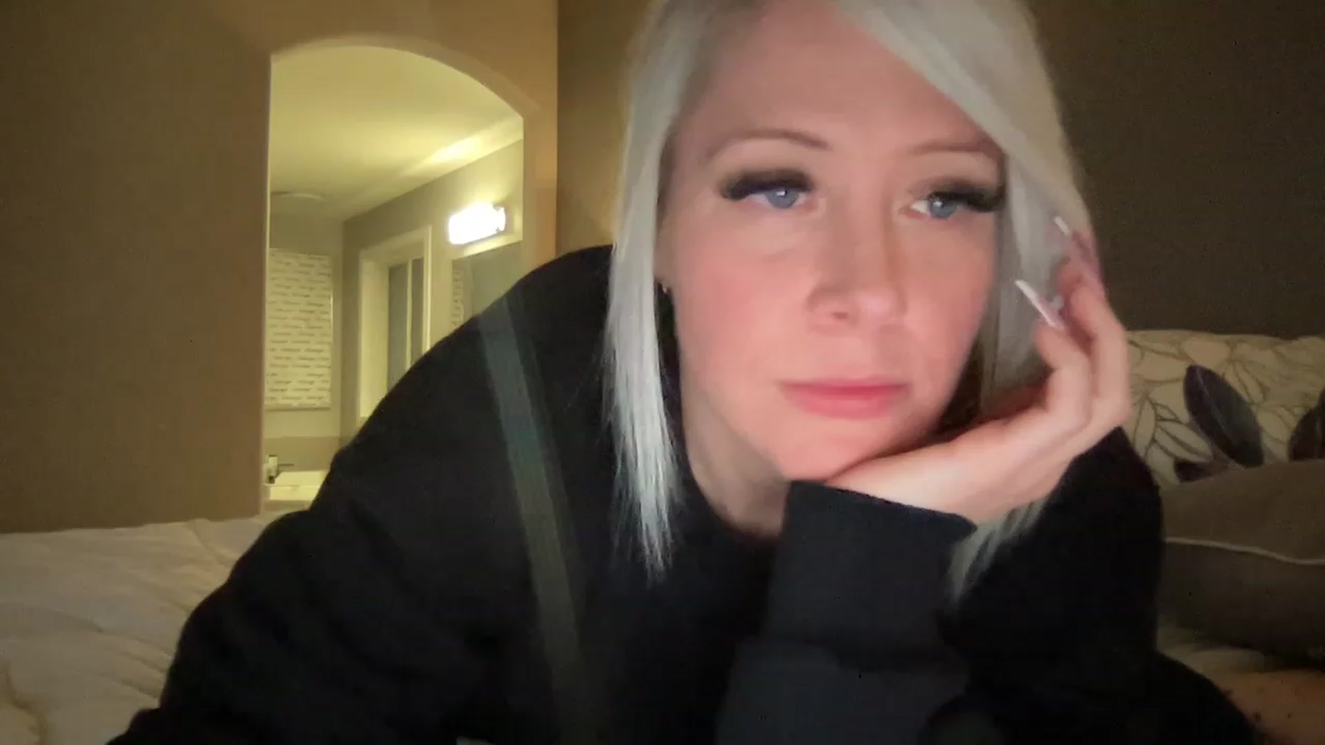 Gallery image thumbnail from MonroeLee's myfreecams stream on, 02/16/2023, 01:33 image 16 of 20