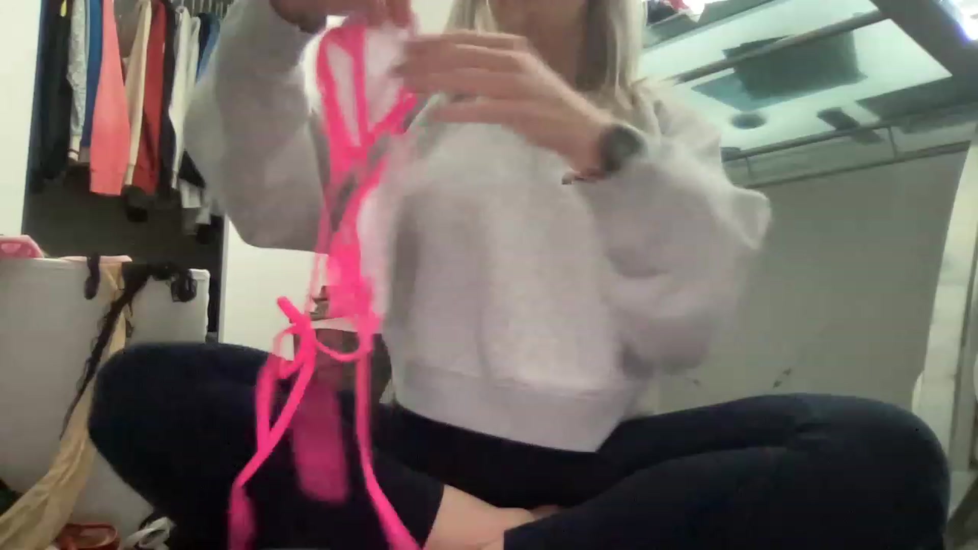 Gallery image thumbnail from MonroeLee's myfreecams stream on, 02/20/2023, 21:37 image 6 of 20
