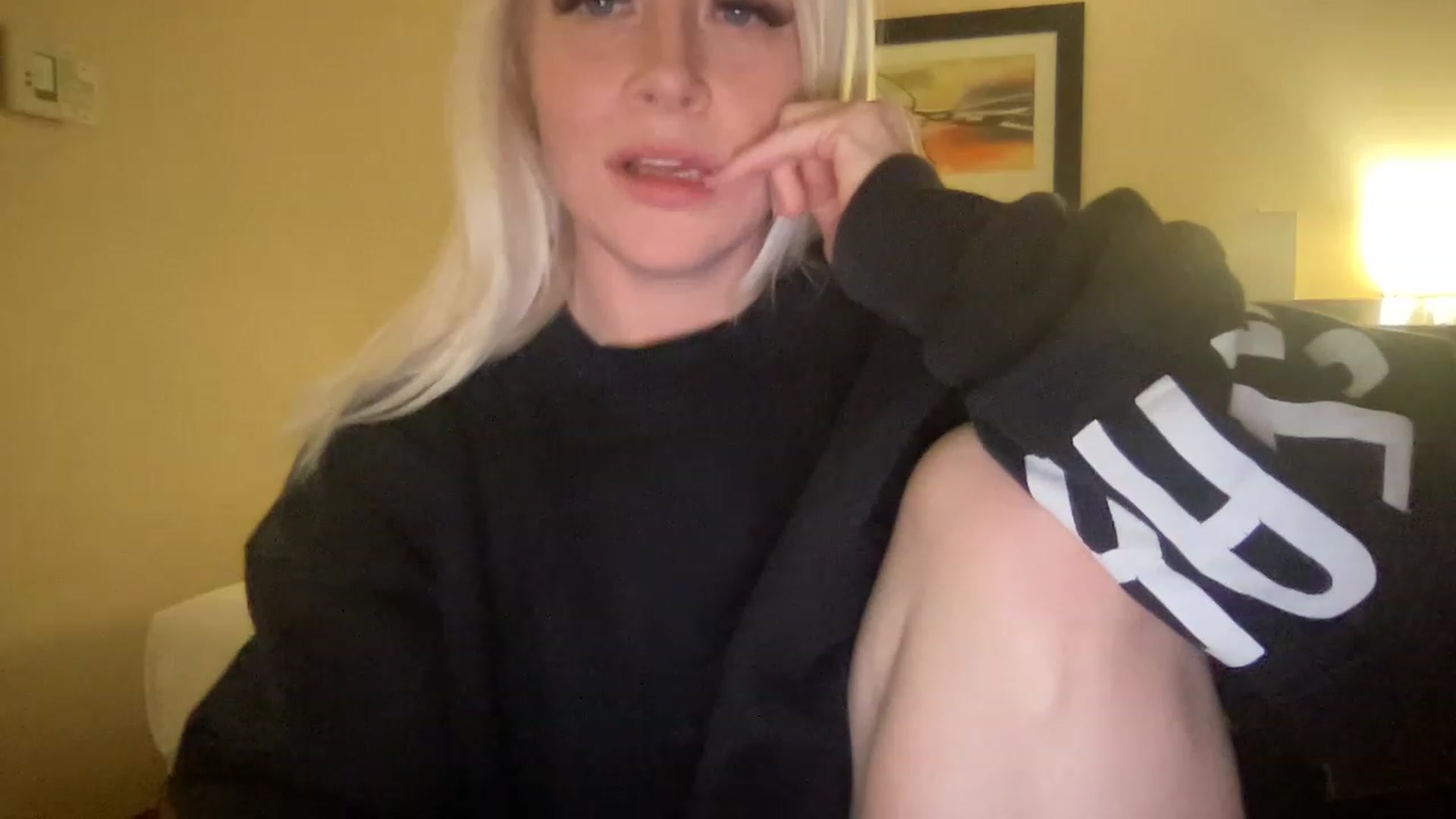 Gallery image thumbnail from MonroeLee's myfreecams stream on, 03/03/2023, 22:22 image 14 of 20