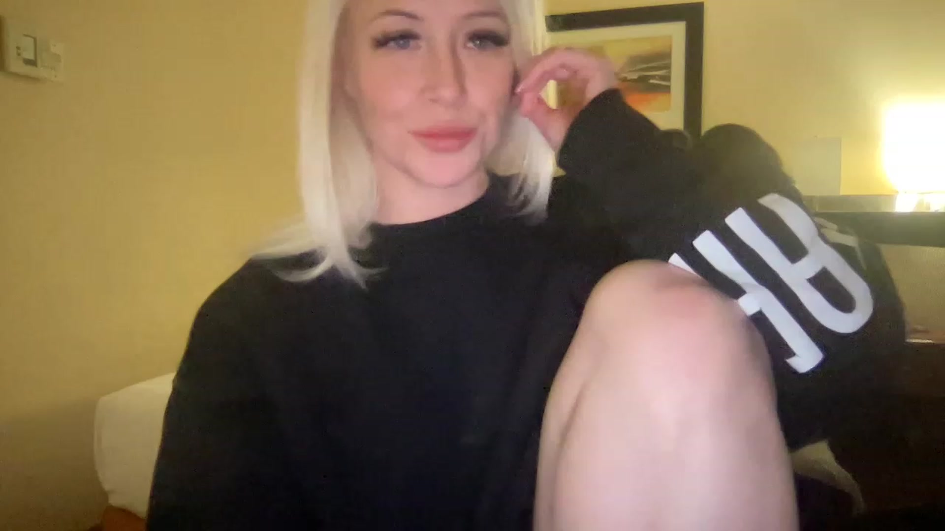 Gallery image thumbnail from MonroeLee's myfreecams stream on, 03/03/2023, 22:22 image 15 of 20