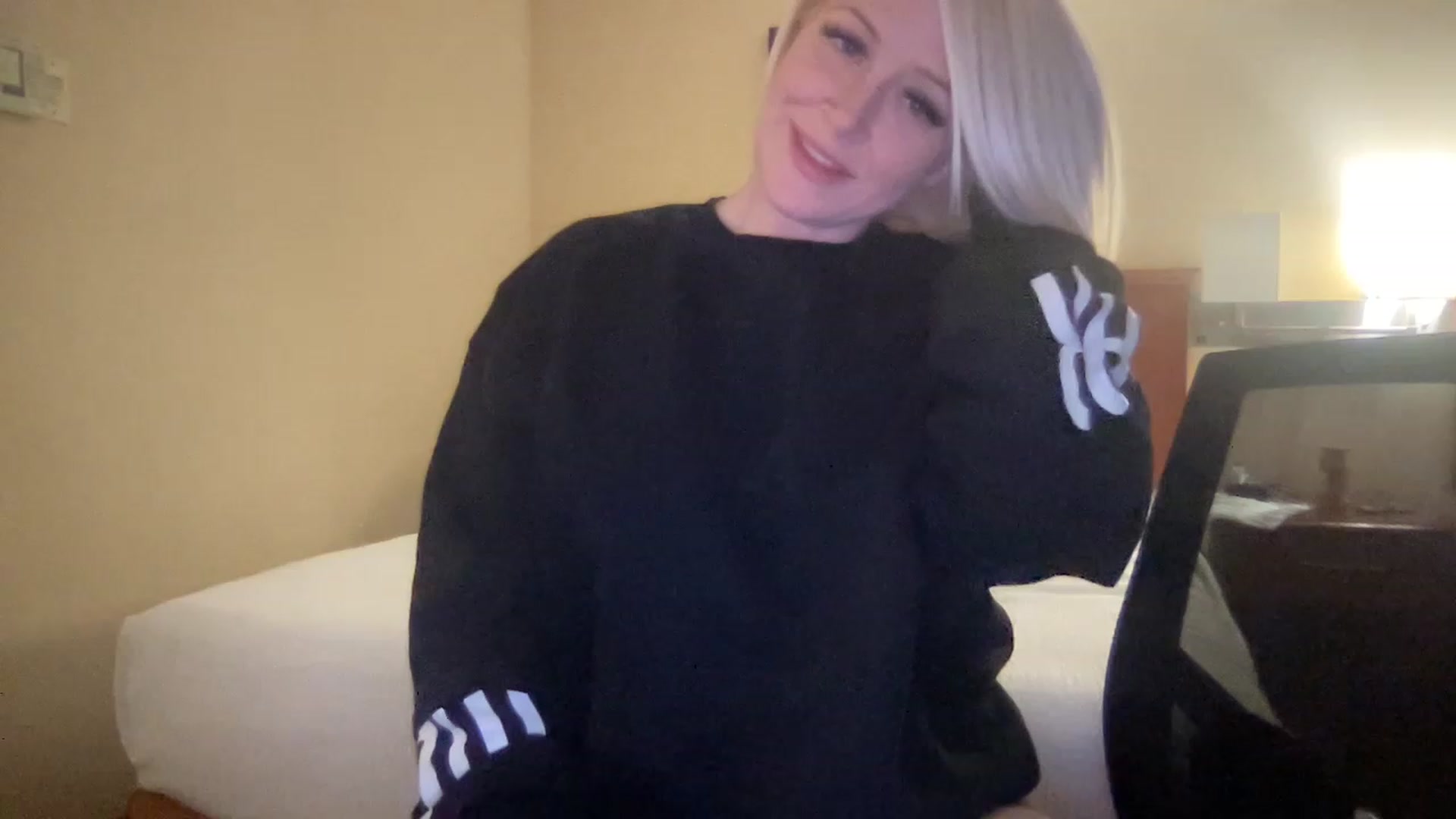 Gallery image thumbnail from MonroeLee's myfreecams stream on, 03/03/2023, 22:22 image 9 of 20