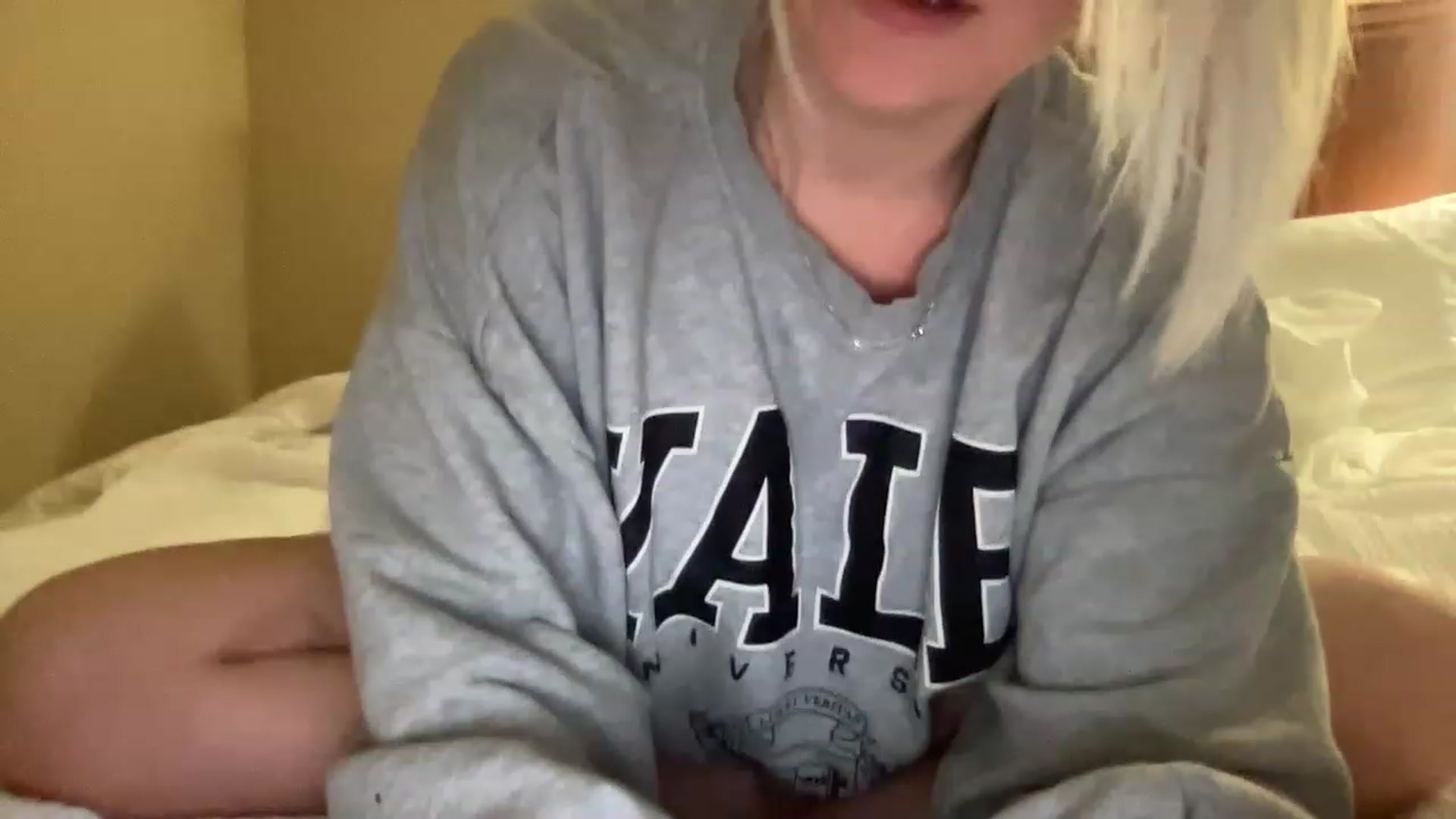 Gallery image thumbnail from MonroeLee's myfreecams stream on, 03/07/2023, 18:56 image 18 of 20