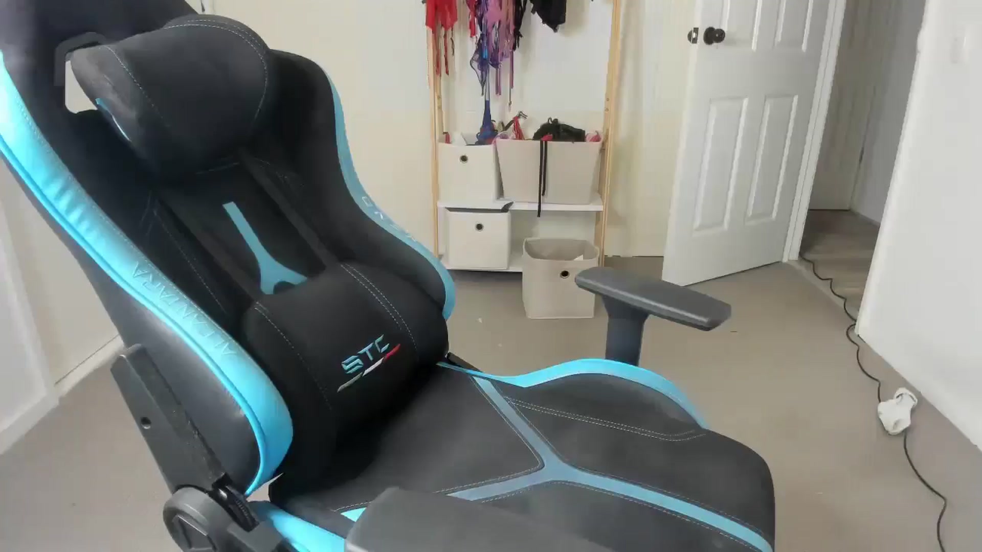 Gallery image thumbnail from Monslifex's myfreecams stream on, 04/27/2025, 18:16 image 2 of 20