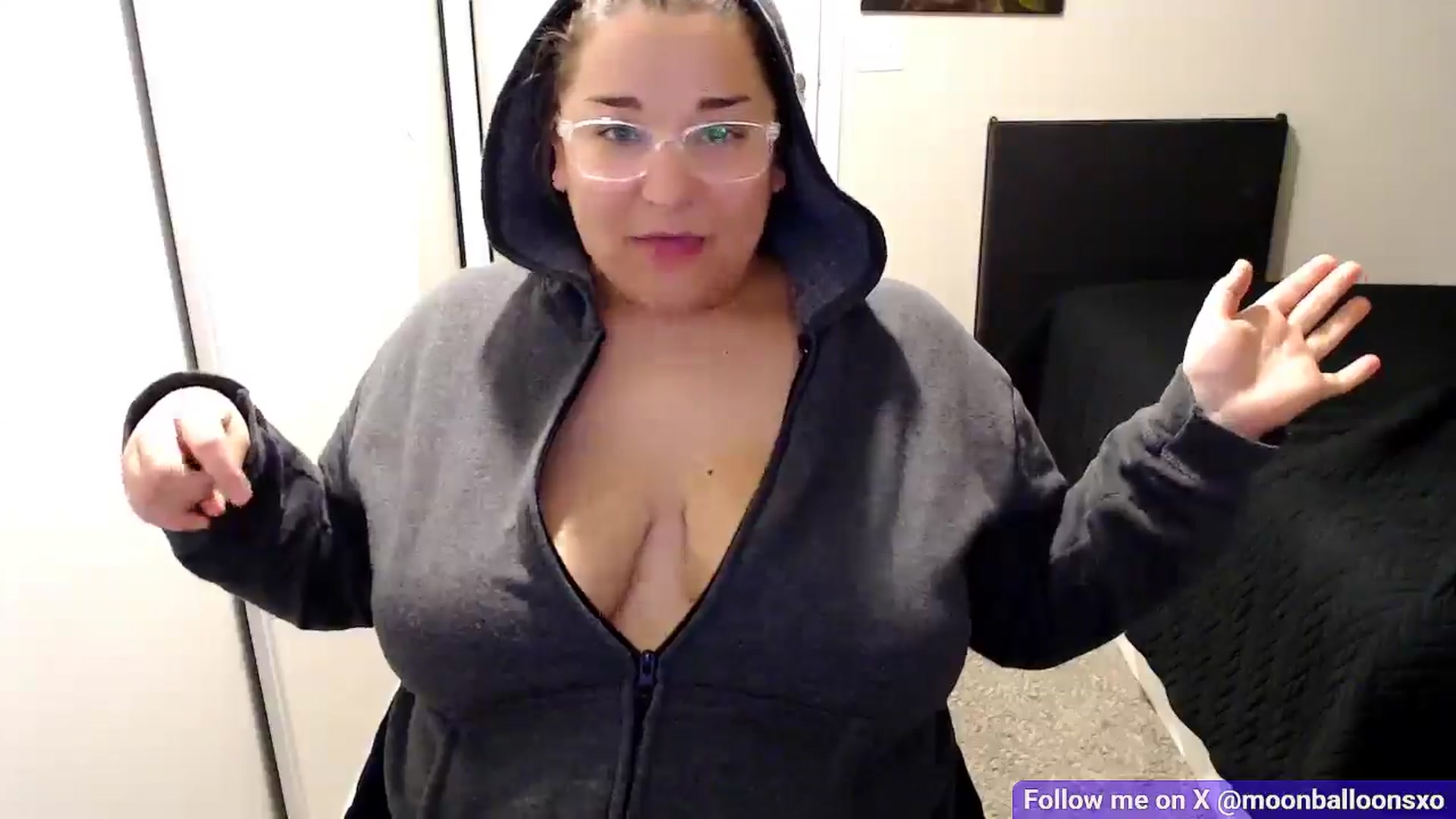 Gallery image thumbnail from MoonBalloons's myfreecams stream on, 11/16/2025, 08:35 image 12 of 20