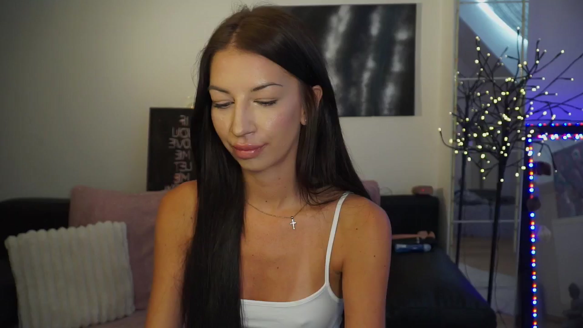 Gallery image thumbnail from Moon_Treasure's myfreecams stream on, 05/02/2024, 11:01 image 1 of 20