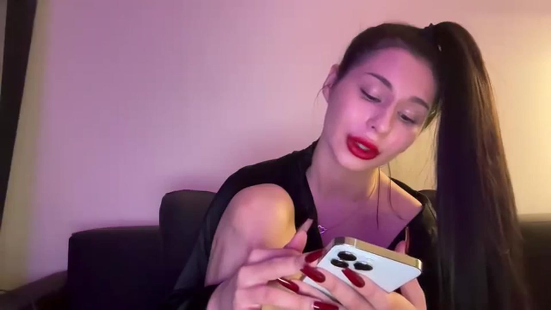 Gallery image thumbnail from MoonevaEl's myfreecams stream on, 12/25/2025, 17:25 image 16 of 20