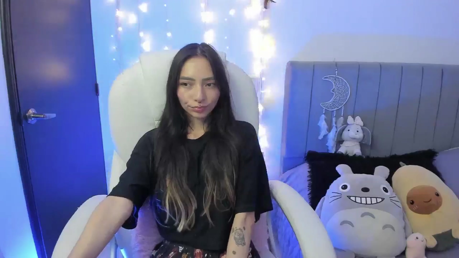 Gallery image thumbnail from Moonlady6's myfreecams stream on, 06/19/2024, 05:00 image 2 of 20