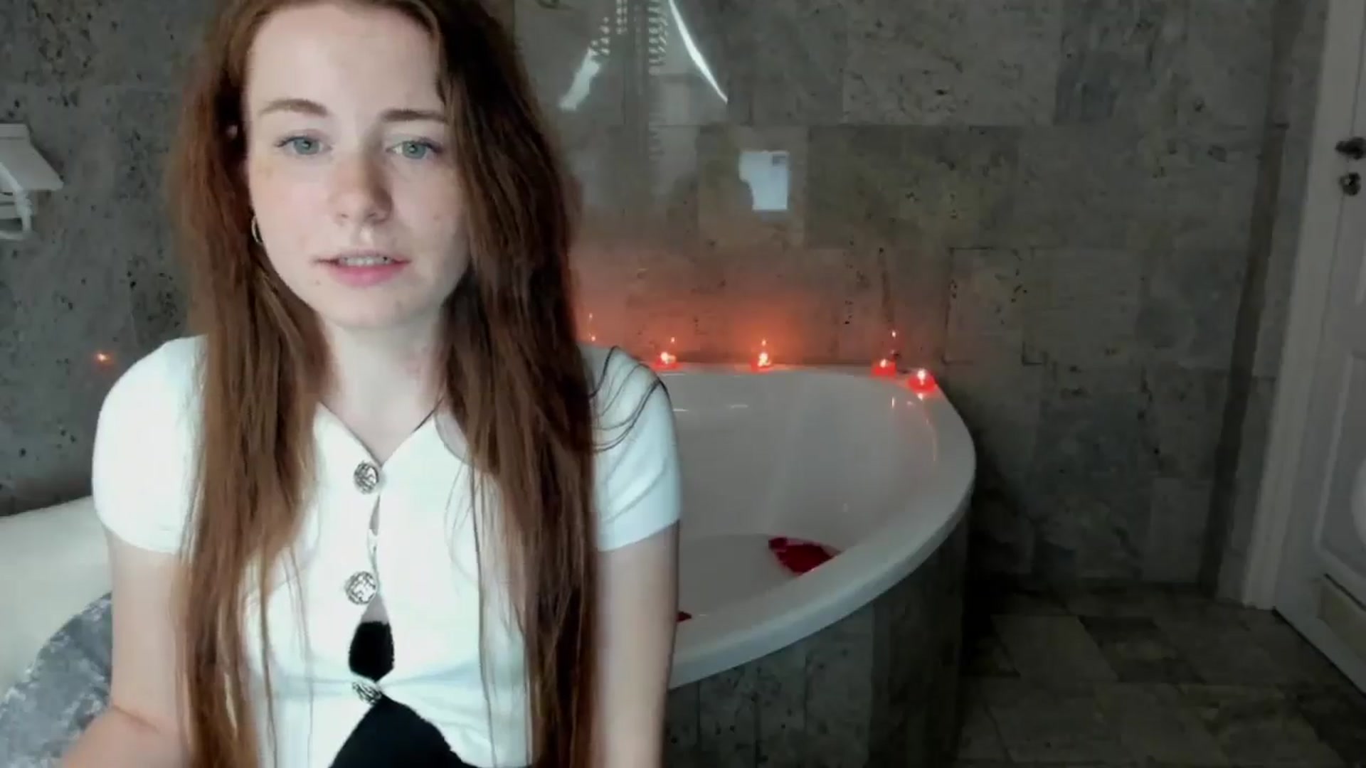 Gallery image thumbnail from Moonshinee's myfreecams stream on, 05/01/2025, 14:11 image 14 of 20