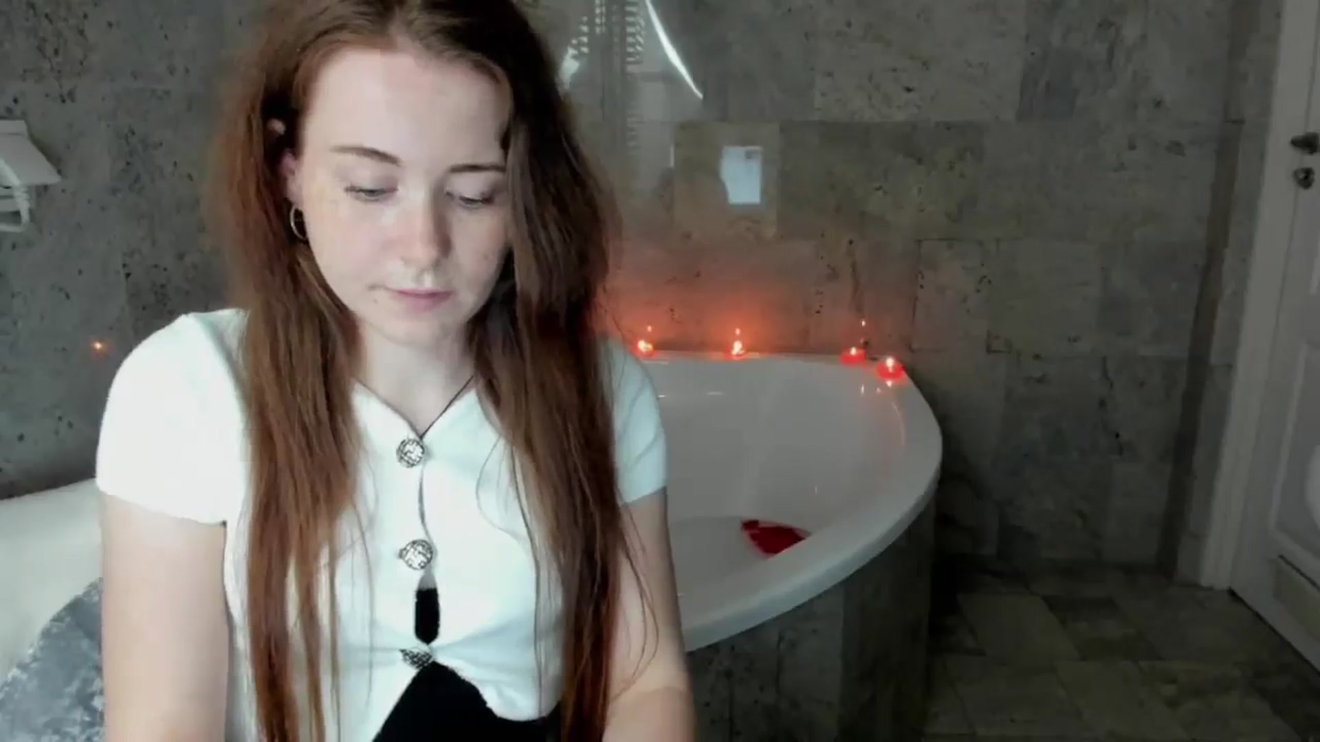 Gallery image thumbnail from Moonshinee's myfreecams stream on, 05/01/2025, 14:11 image 13 of 20