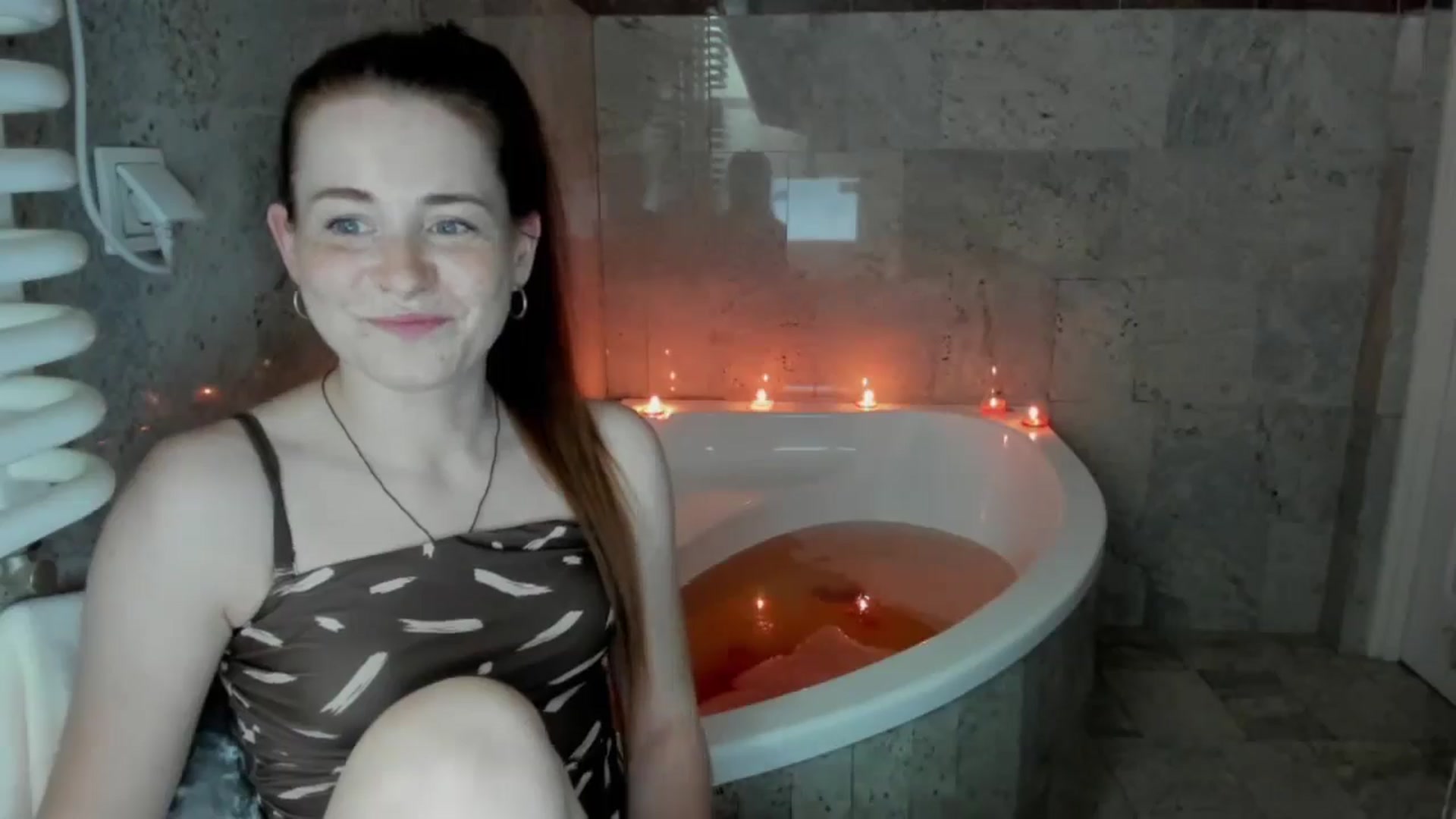 Gallery image thumbnail from Moonshinee's myfreecams stream on, 05/01/2025, 15:53 image 12 of 20
