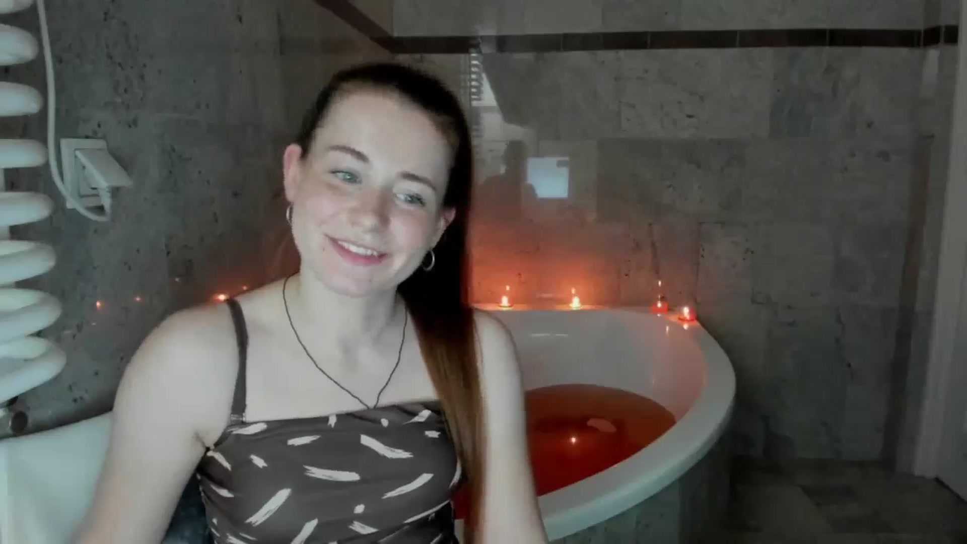Gallery image thumbnail from Moonshinee's myfreecams stream on, 05/01/2025, 16:37 image 9 of 20