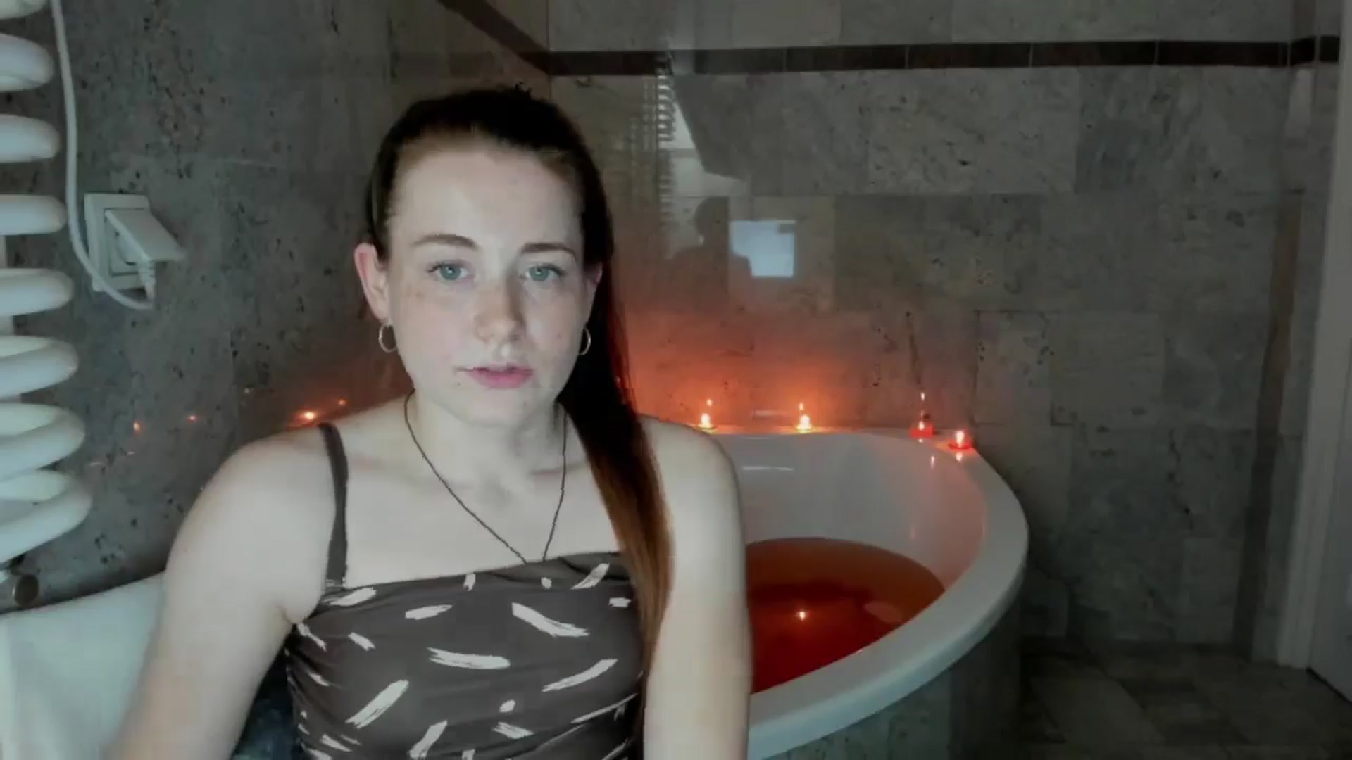 Gallery image thumbnail from Moonshinee's myfreecams stream on, 05/01/2025, 16:37 image 13 of 20