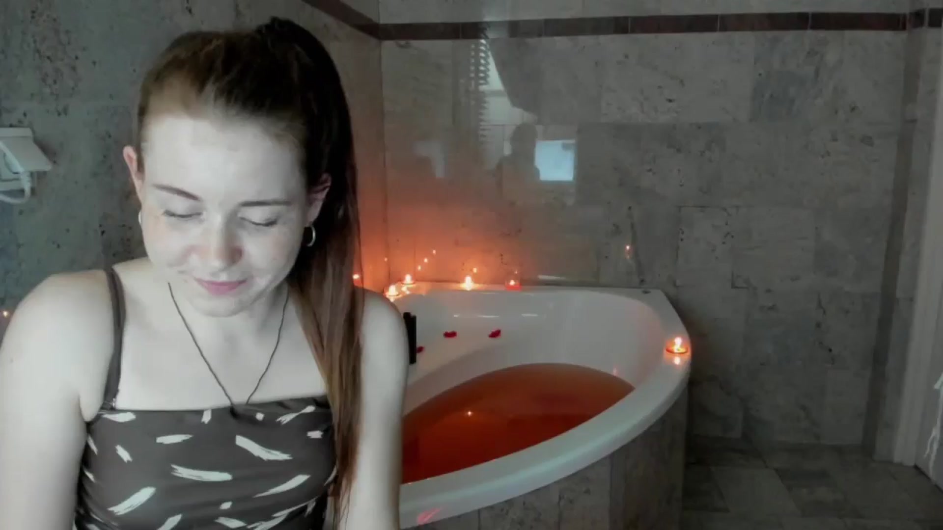 Gallery image thumbnail from Moonshinee's myfreecams stream on, 05/01/2025, 17:02 image 16 of 20