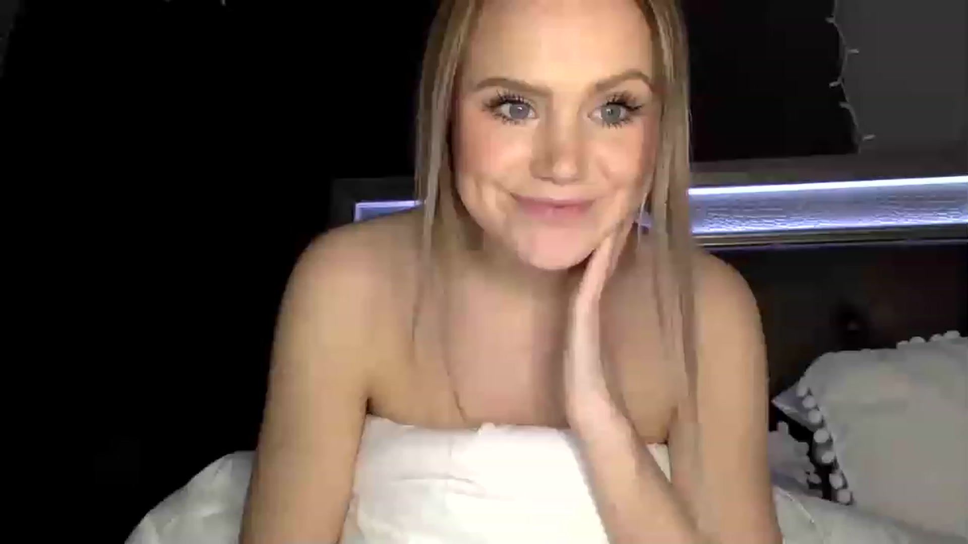 Gallery image thumbnail from More4mia's myfreecams stream on, 01/17/2023, 06:10 image 13 of 20