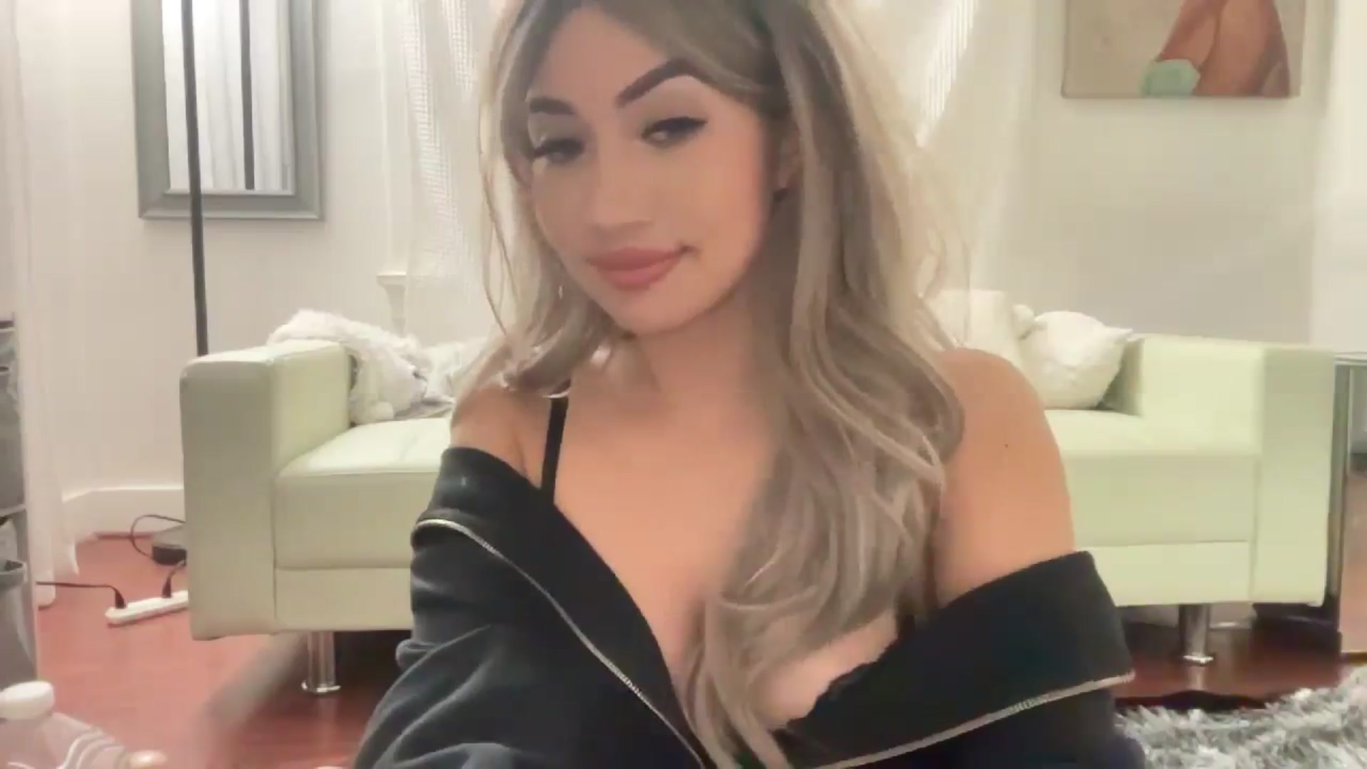 Gallery image thumbnail from MoreVida's myfreecams stream on, 05/08/2024, 06:47 image 18 of 20