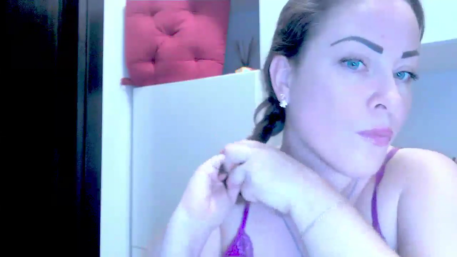 Gallery image thumbnail from Mrsfoxy's myfreecams stream on, 09/10/2025, 15:31 image 10 of 20