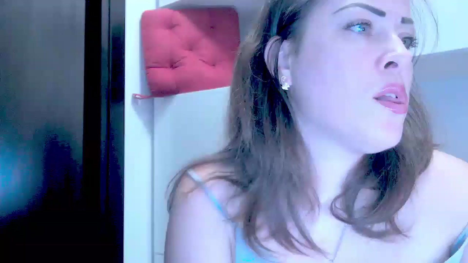 Gallery image thumbnail from Mrsfoxy's myfreecams stream on, 09/15/2025, 15:51 image 3 of 20