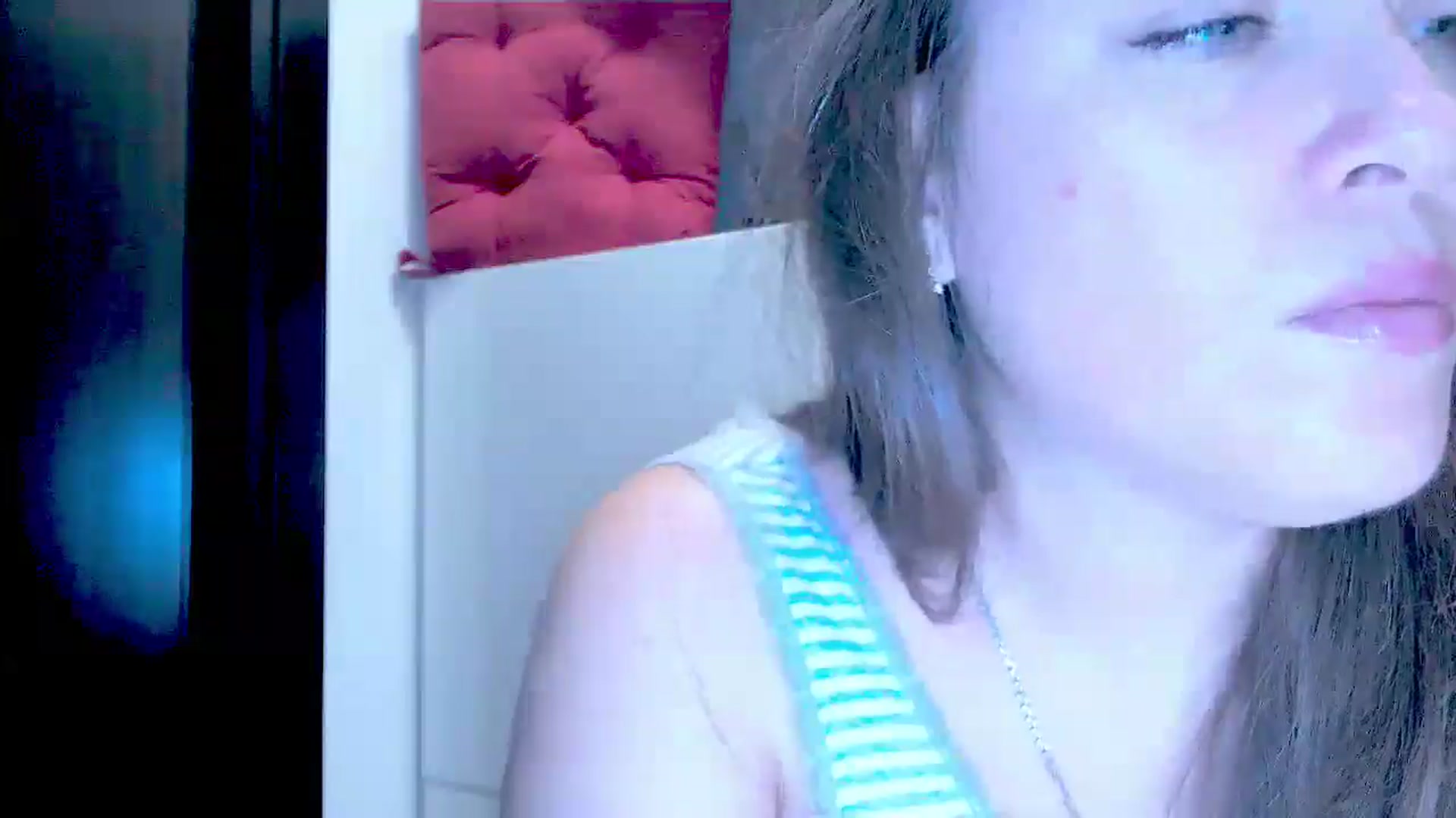 Gallery image thumbnail from Mrsfoxy's myfreecams stream on, 09/22/2025, 15:04 image 18 of 20
