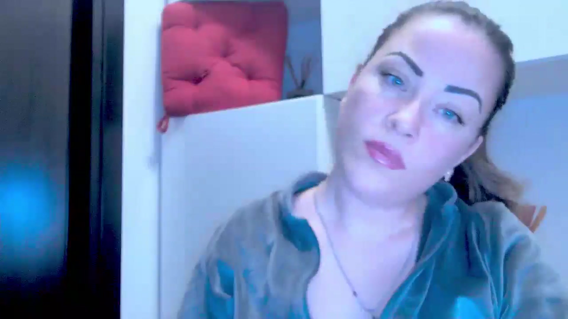 Gallery image thumbnail from Mrsfoxy's myfreecams stream on, 09/29/2025, 15:30 image 19 of 20