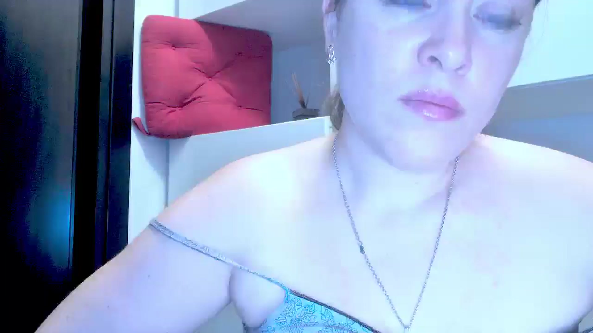 Gallery image thumbnail from Mrsfoxy's myfreecams stream on, 12/22/2025, 16:26 image 13 of 20