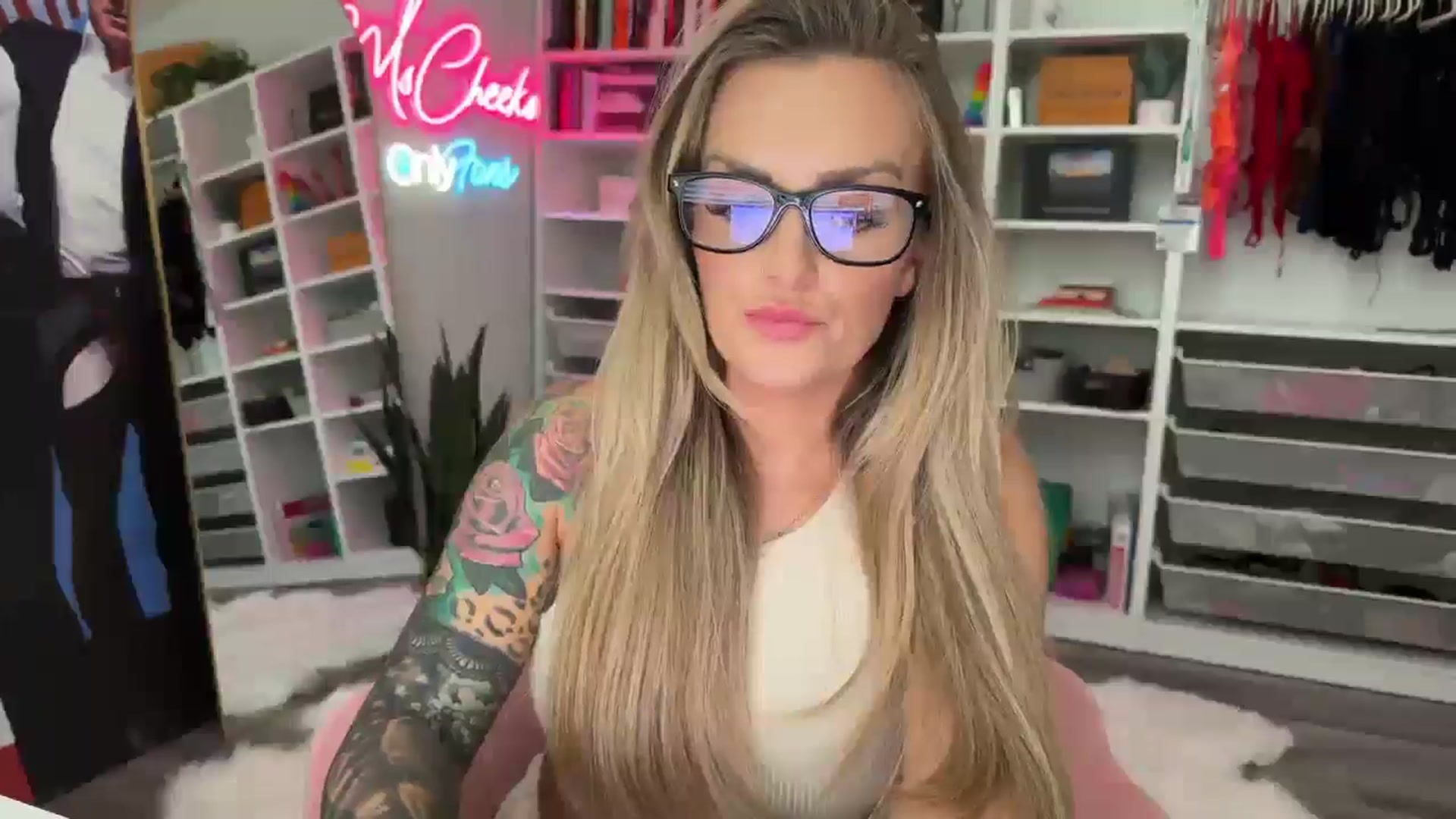 Gallery image thumbnail from MsCheeks's myfreecams stream on, 08/01/2024, 21:43 image 15 of 20