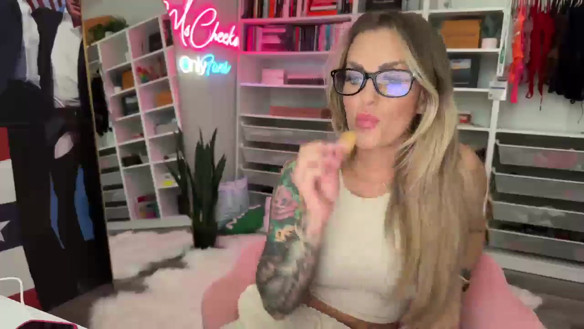 Gallery image thumbnail from MsCheeks's myfreecams stream on, 08/01/2024, 21:43 image 4 of 20