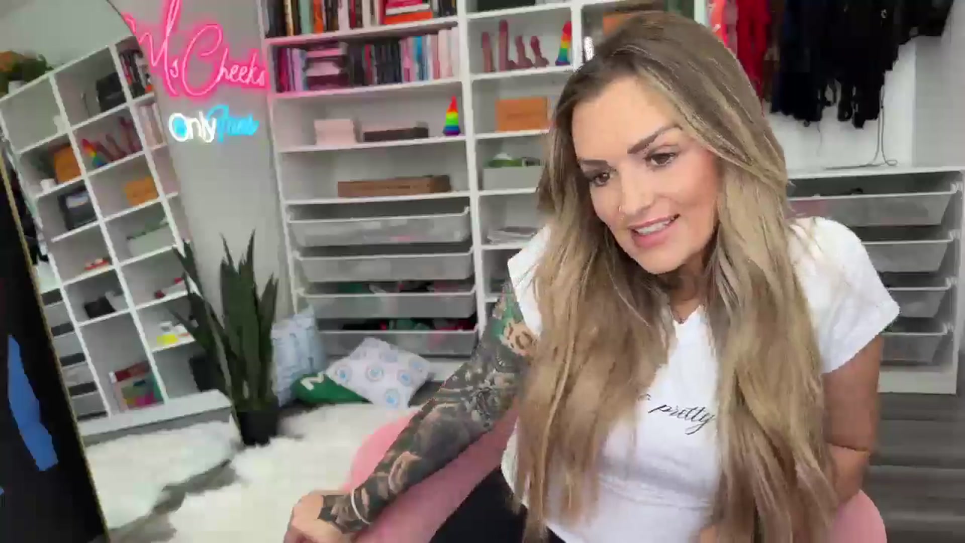 Gallery image thumbnail from MsCheeks's myfreecams stream on, 08/06/2024, 19:28 image 2 of 20