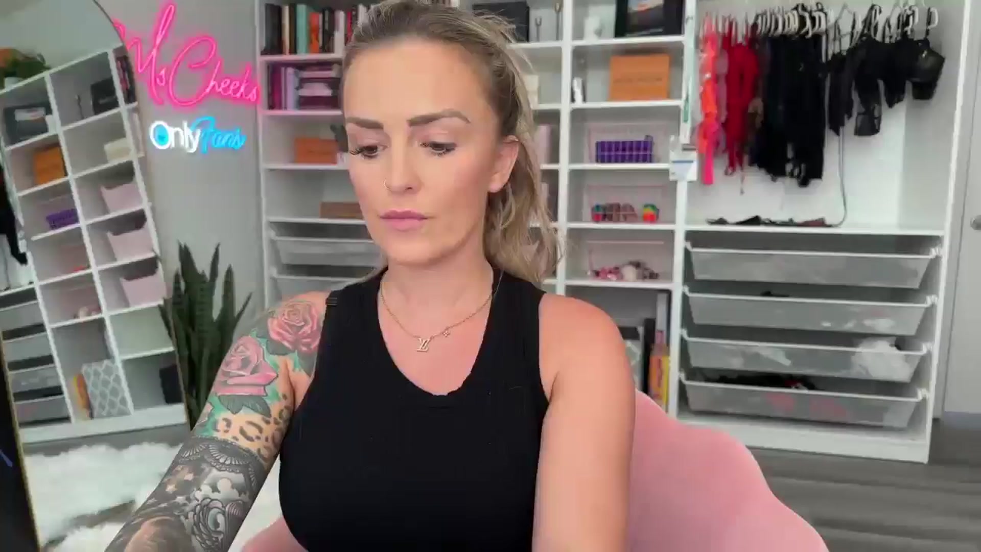 Gallery image thumbnail from MsCheeks's myfreecams stream on, 08/18/2024, 23:06 image 1 of 20
