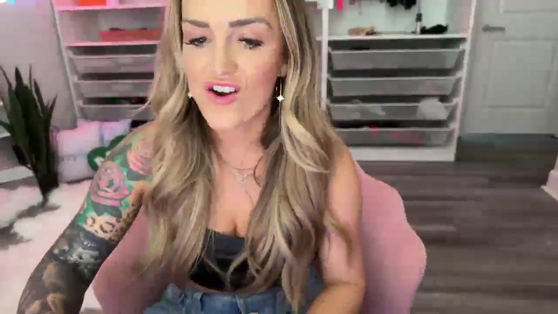 Gallery image thumbnail from MsCheeks's myfreecams stream on, 08/29/2024, 22:41 image 6 of 20