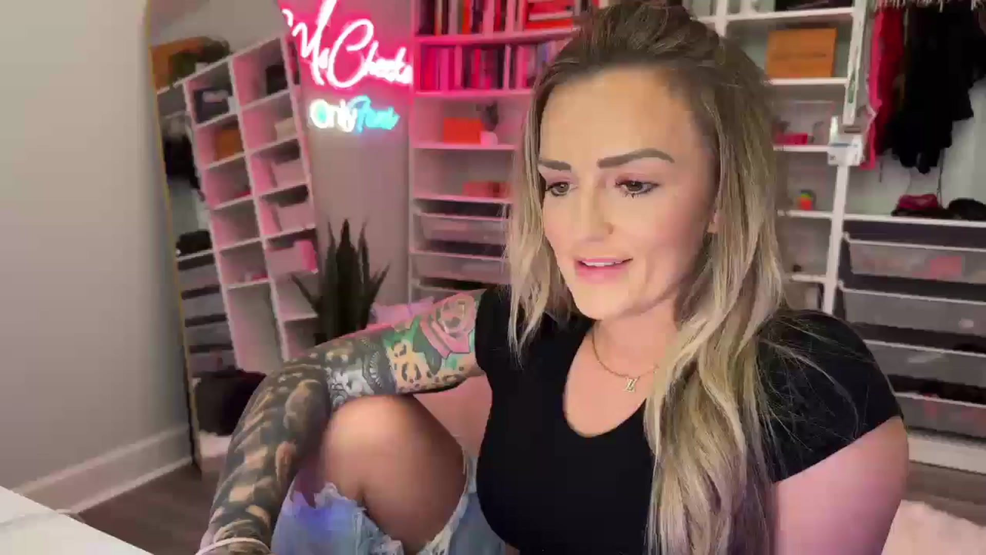 Gallery image thumbnail from MsCheeks's myfreecams stream on, 09/17/2024, 05:30 image 12 of 20