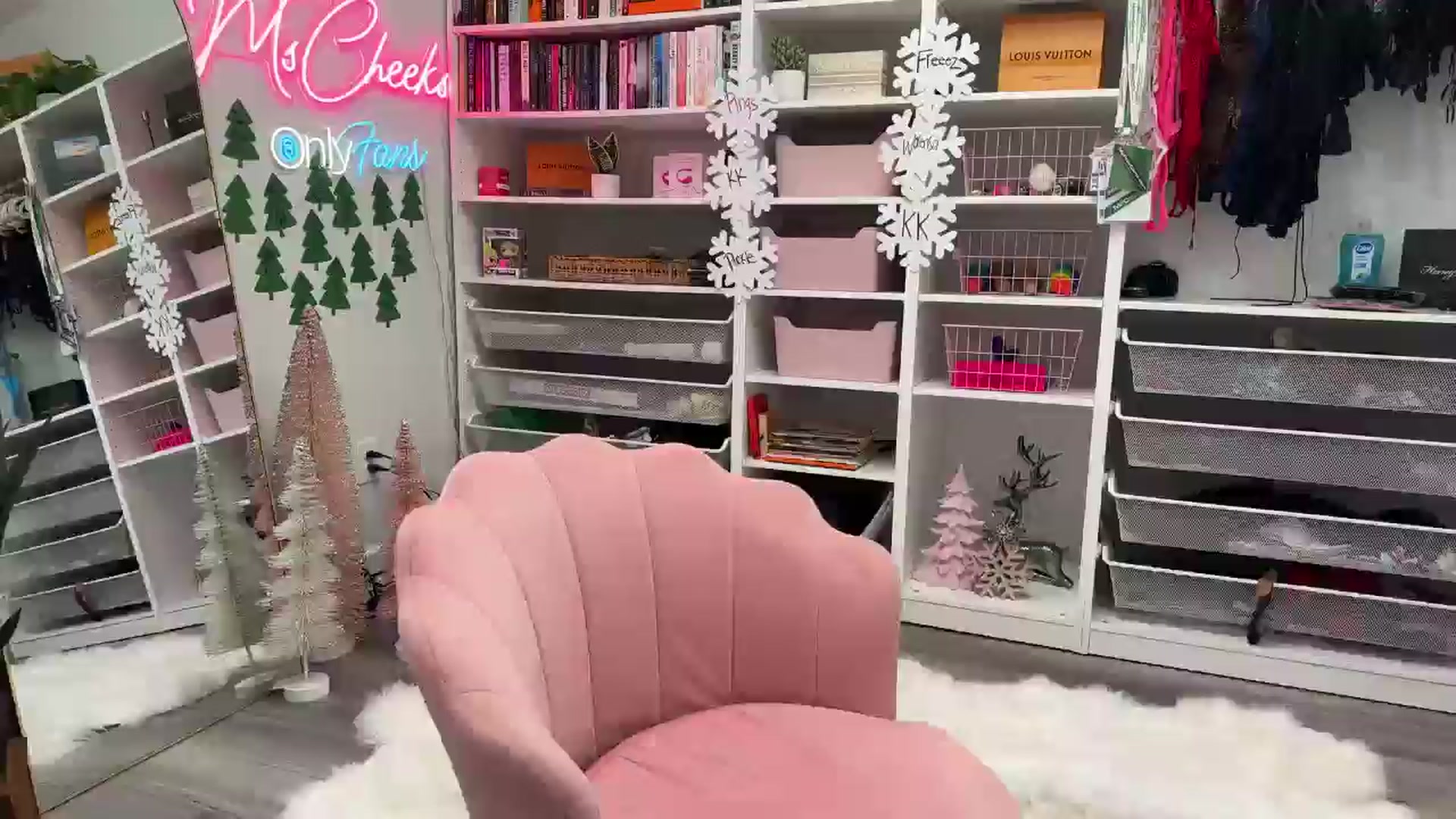 Gallery image thumbnail from MsCheeks's myfreecams stream on, 11/24/2024, 01:43 image 13 of 20