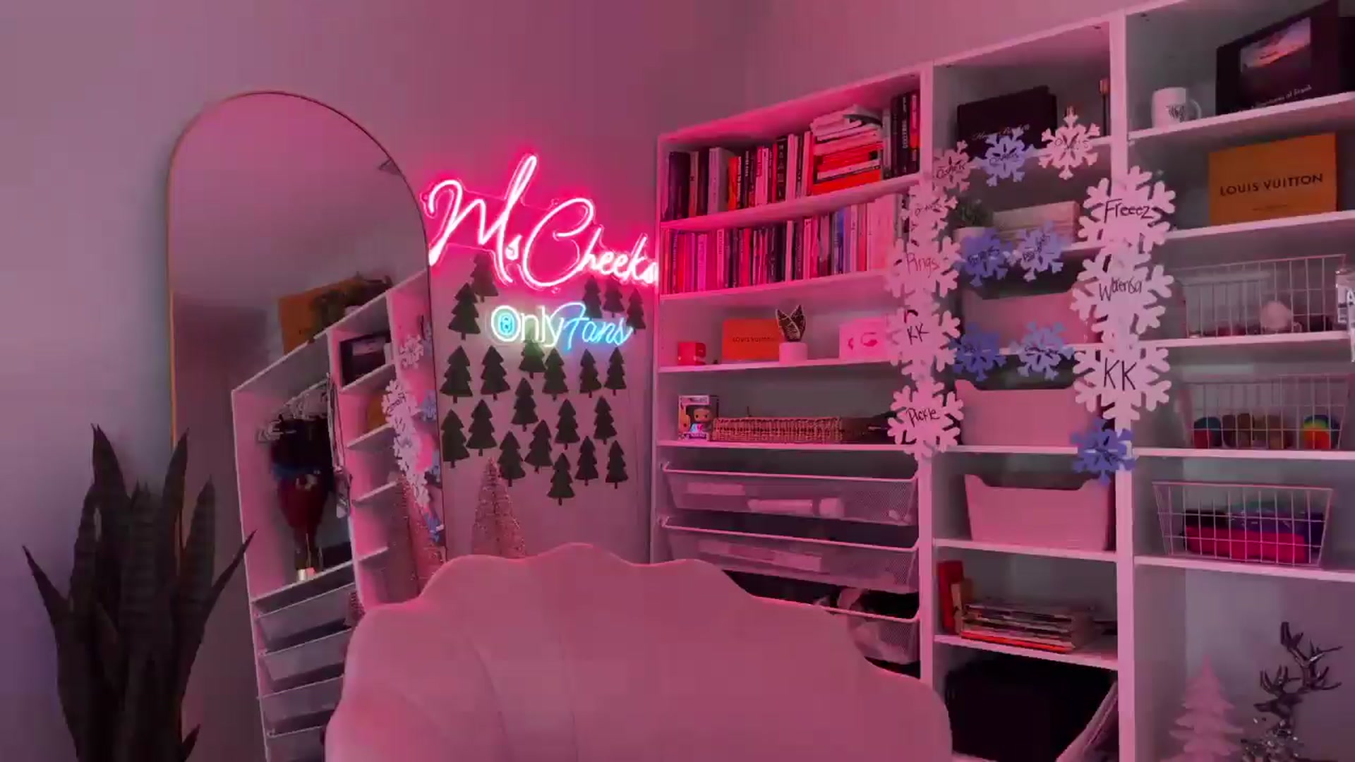 Gallery image thumbnail from MsCheeks's myfreecams stream on, 11/28/2024, 24:27 image 14 of 20