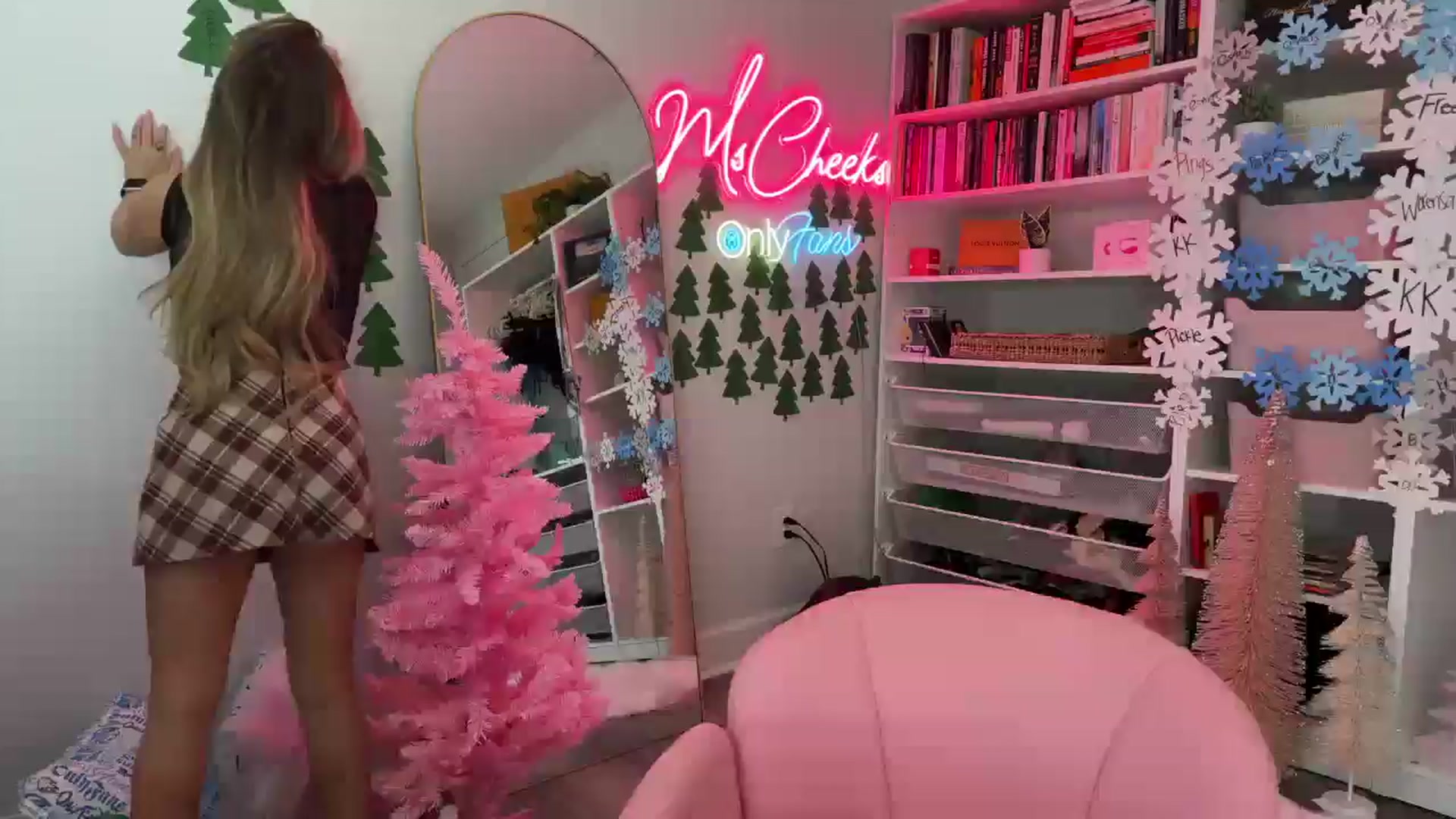 Gallery image thumbnail from MsCheeks's myfreecams stream on, 12/01/2024, 23:05 image 2 of 20