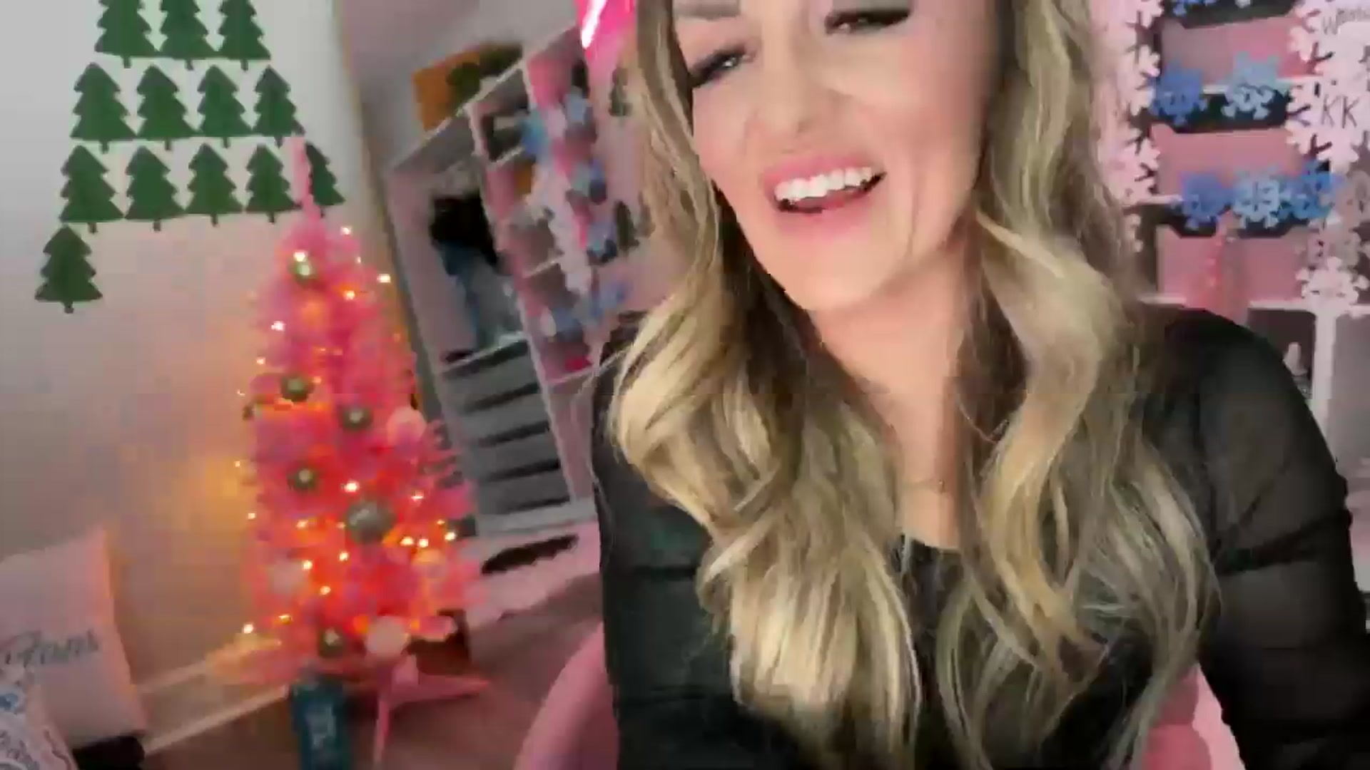 Gallery image thumbnail from MsCheeks's myfreecams stream on, 12/04/2024, 23:55 image 2 of 20