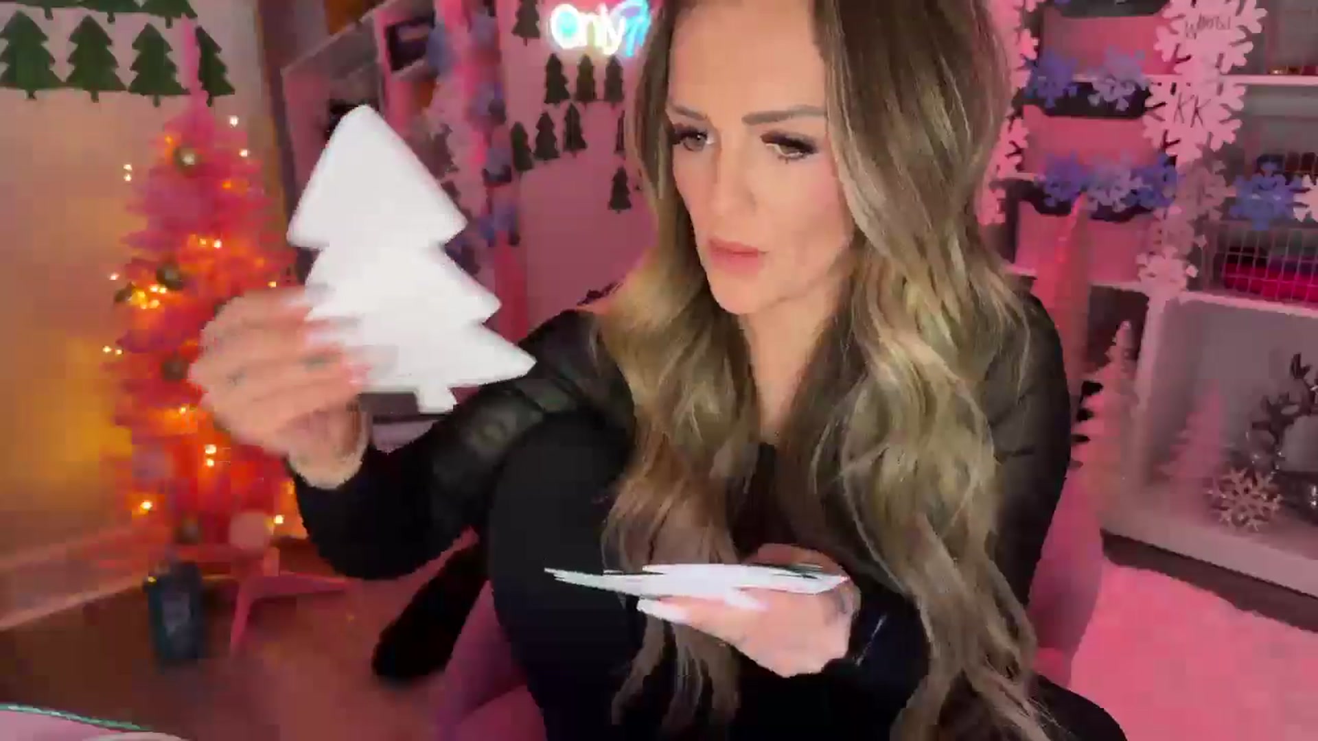 Gallery image thumbnail from MsCheeks's myfreecams stream on, 12/04/2024, 23:55 image 13 of 20