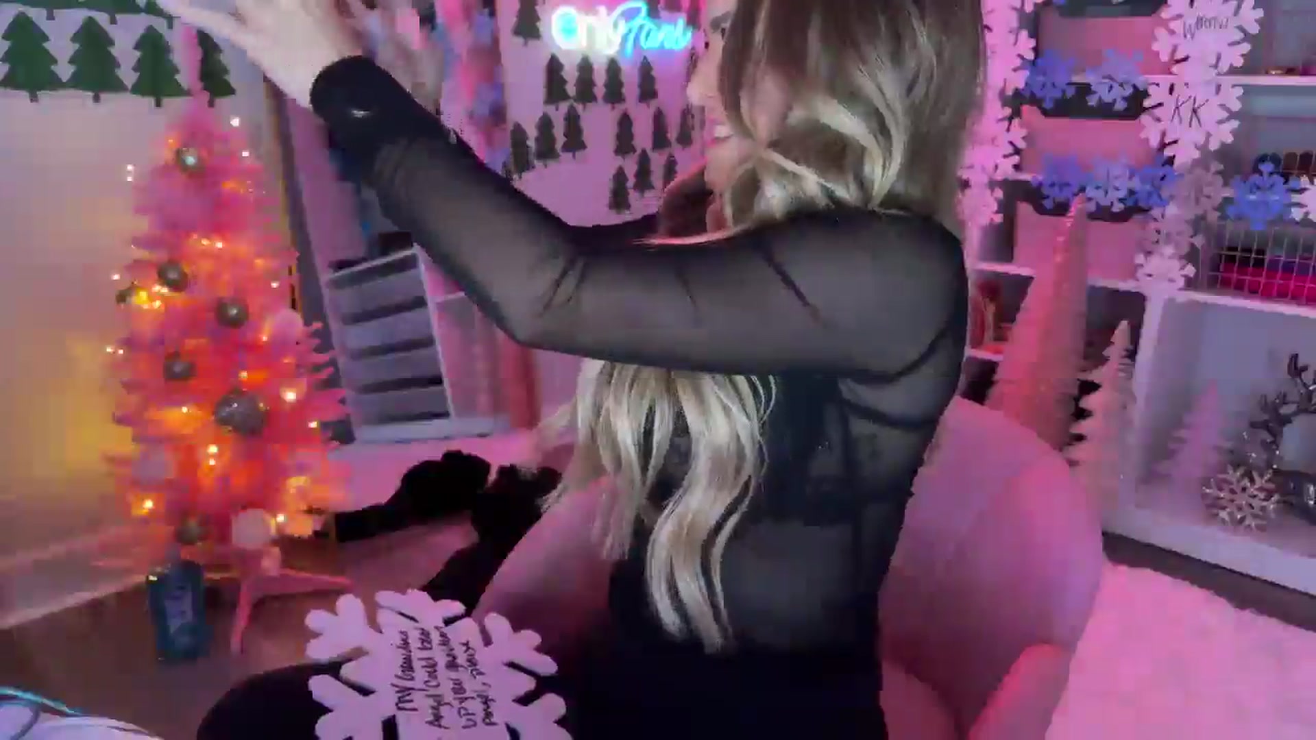 Gallery image thumbnail from MsCheeks's myfreecams stream on, 12/04/2024, 23:55 image 14 of 20