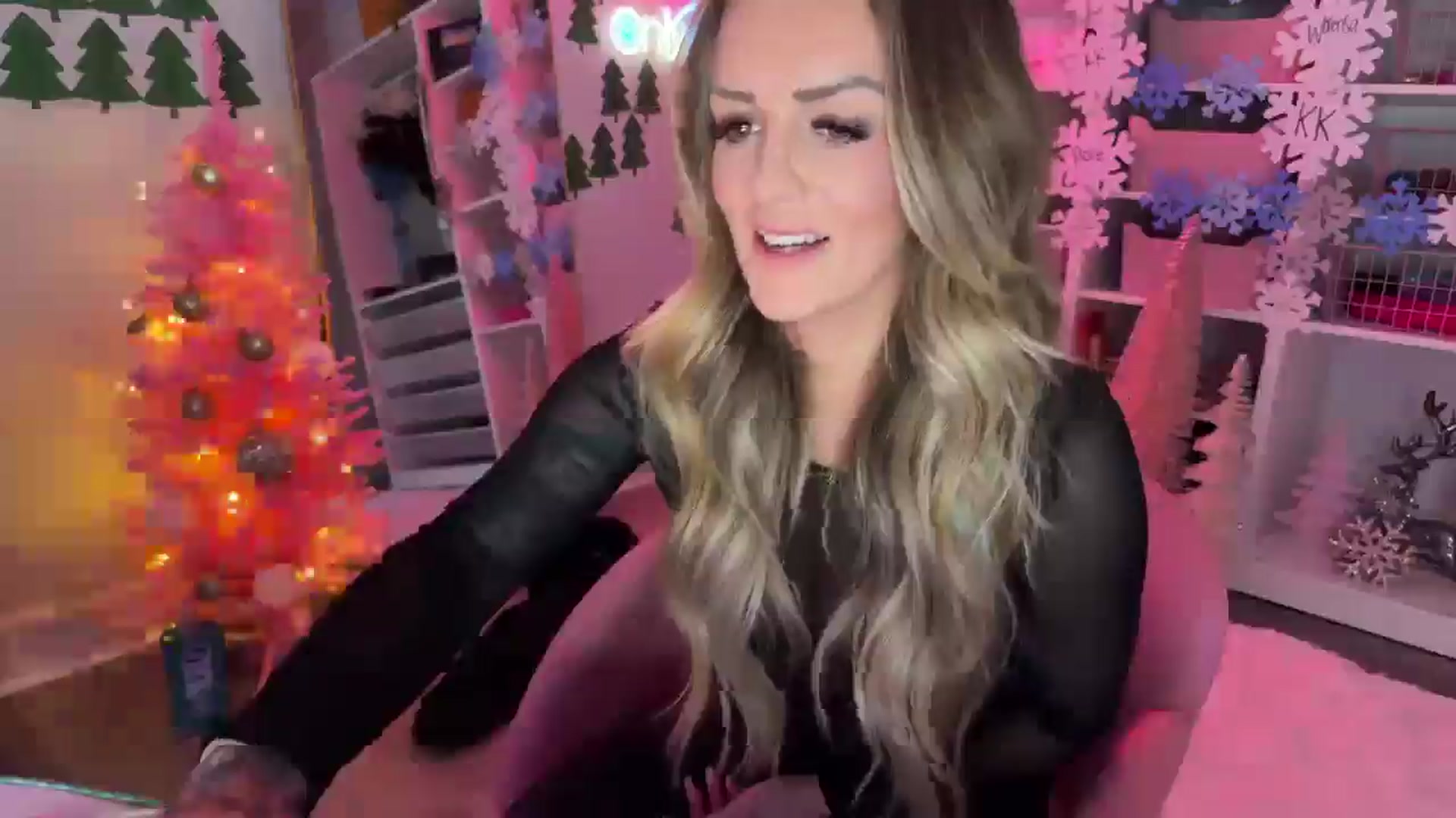 Gallery image thumbnail from MsCheeks's myfreecams stream on, 12/04/2024, 23:55 image 12 of 20