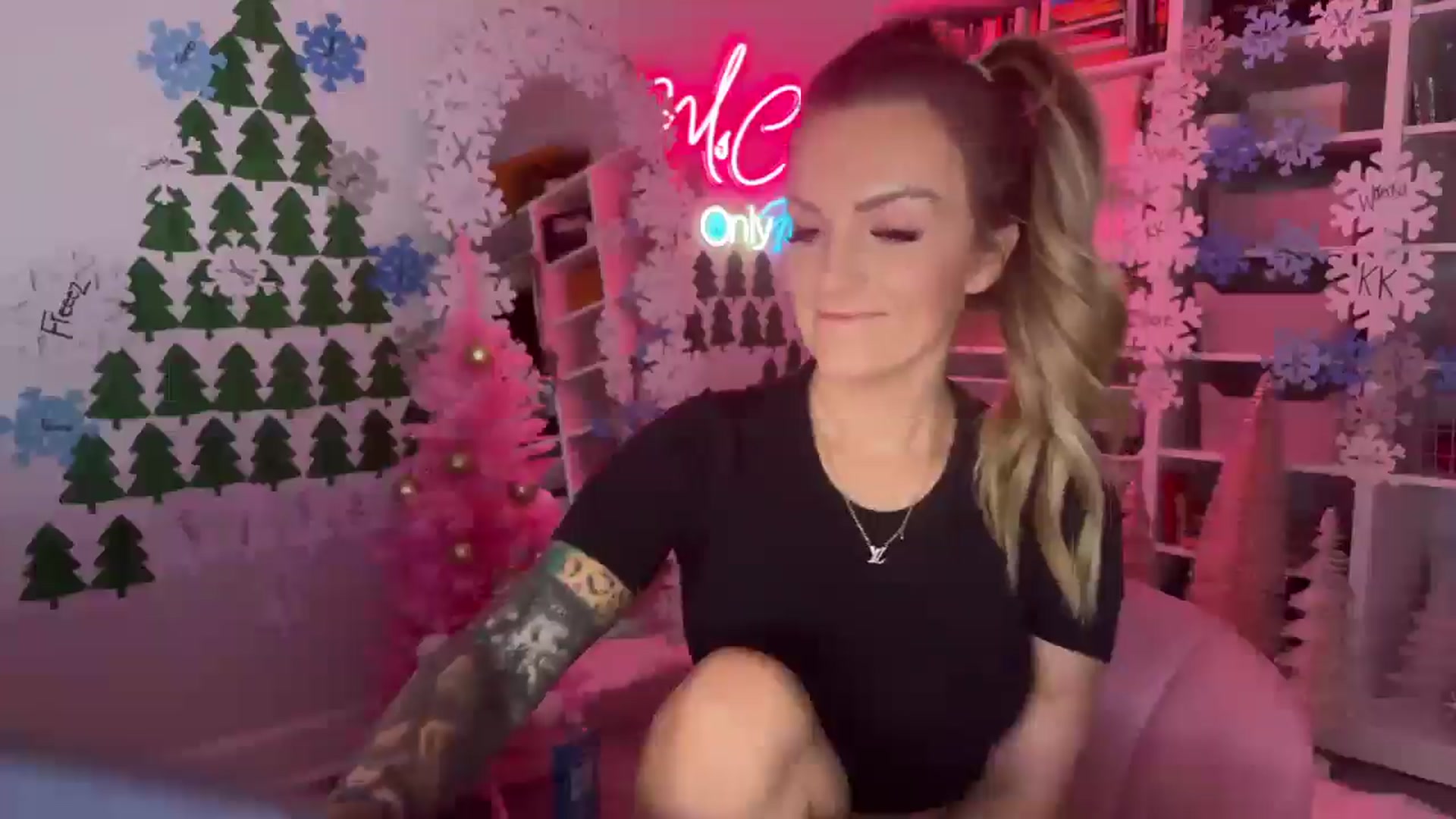 Gallery image thumbnail from MsCheeks's myfreecams stream on, 12/06/2024, 23:37 image 18 of 20