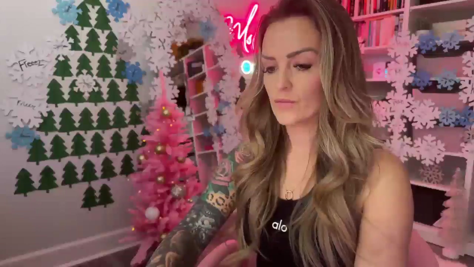 Gallery image thumbnail from MsCheeks's myfreecams stream on, 12/08/2024, 23:54 image 3 of 20