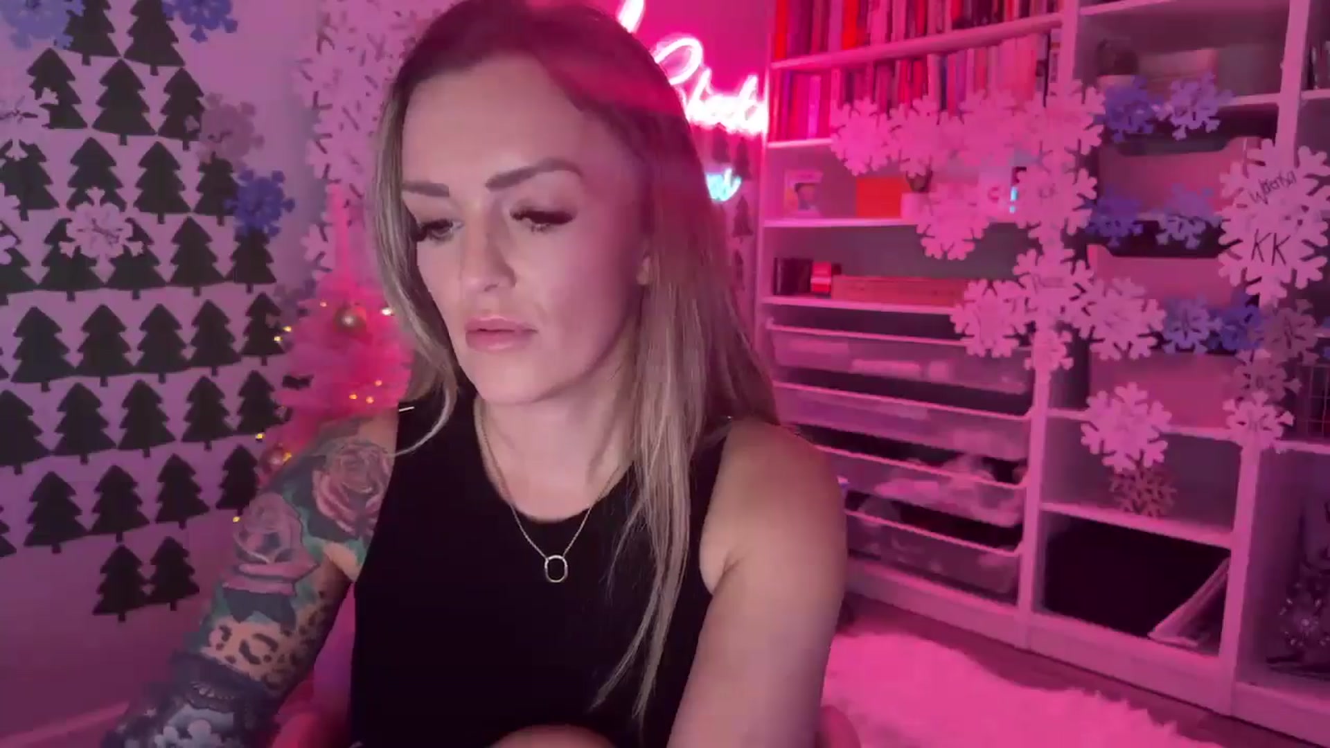 Gallery image thumbnail from MsCheeks's myfreecams stream on, 12/12/2024, 23:51 image 13 of 20