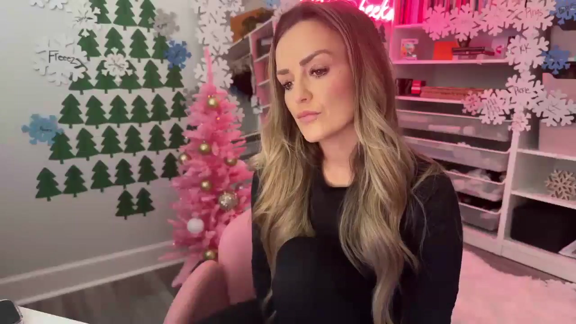 Gallery image thumbnail from MsCheeks's myfreecams stream on, 12/17/2024, 21:39 image 3 of 20