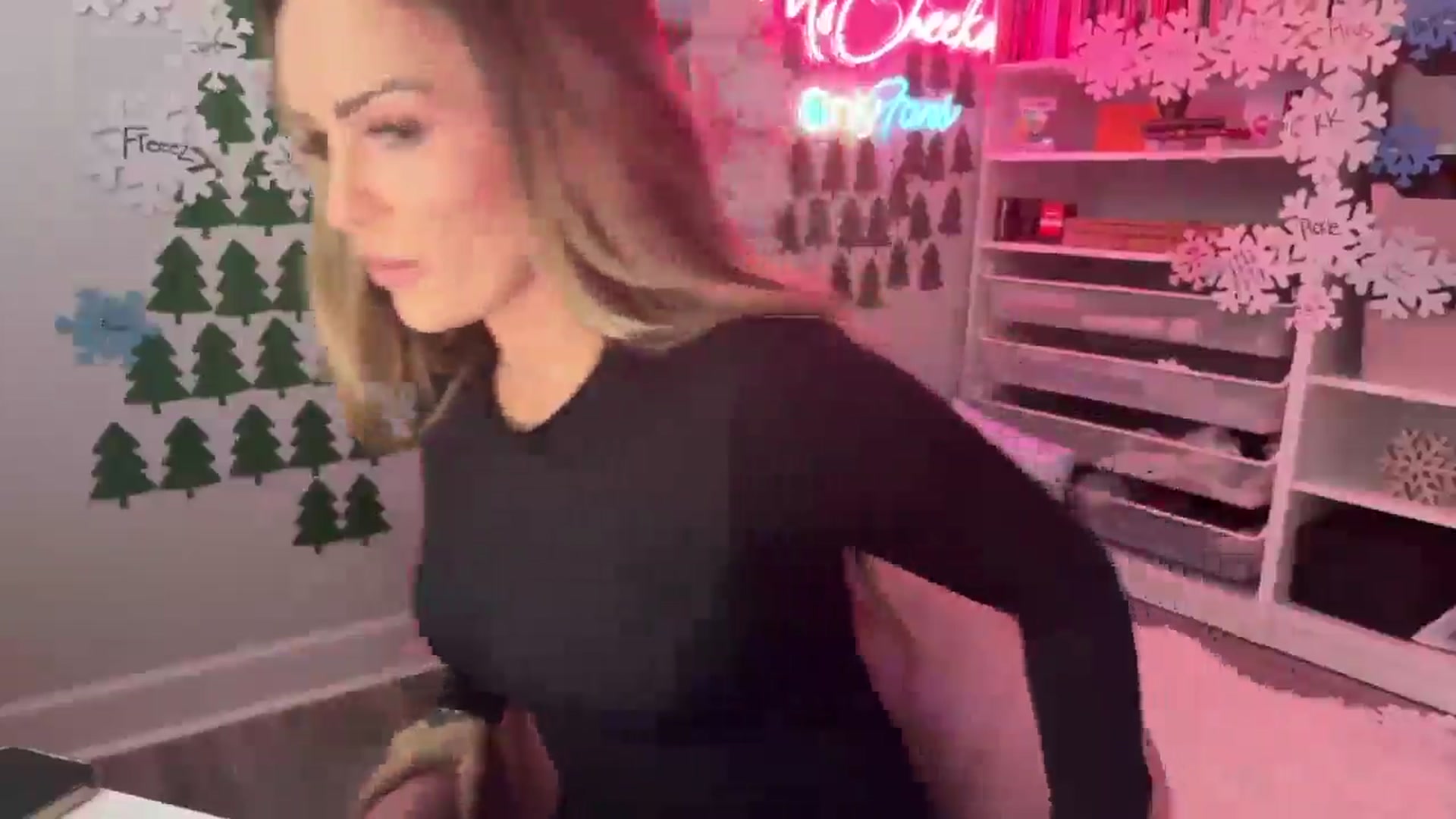 Gallery image thumbnail from MsCheeks's myfreecams stream on, 12/17/2024, 22:03 image 20 of 20