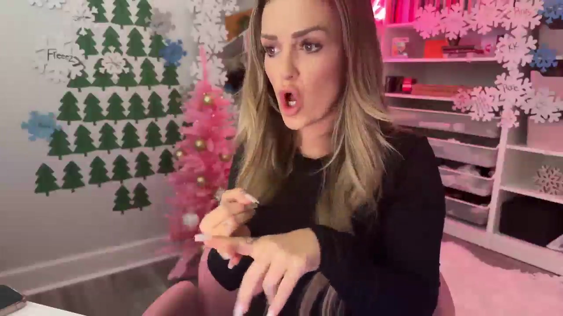 Gallery image thumbnail from MsCheeks's myfreecams stream on, 12/17/2024, 22:03 image 6 of 20
