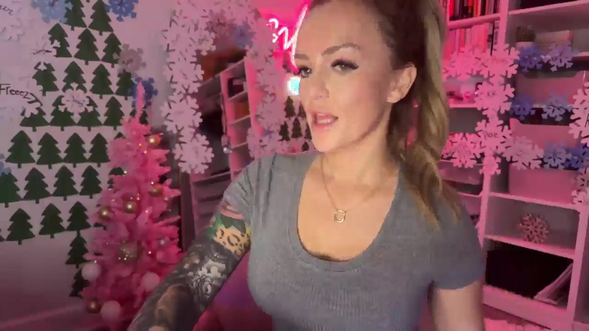 Gallery image thumbnail from MsCheeks's myfreecams stream on, 12/21/2024, 01:24 image 6 of 20