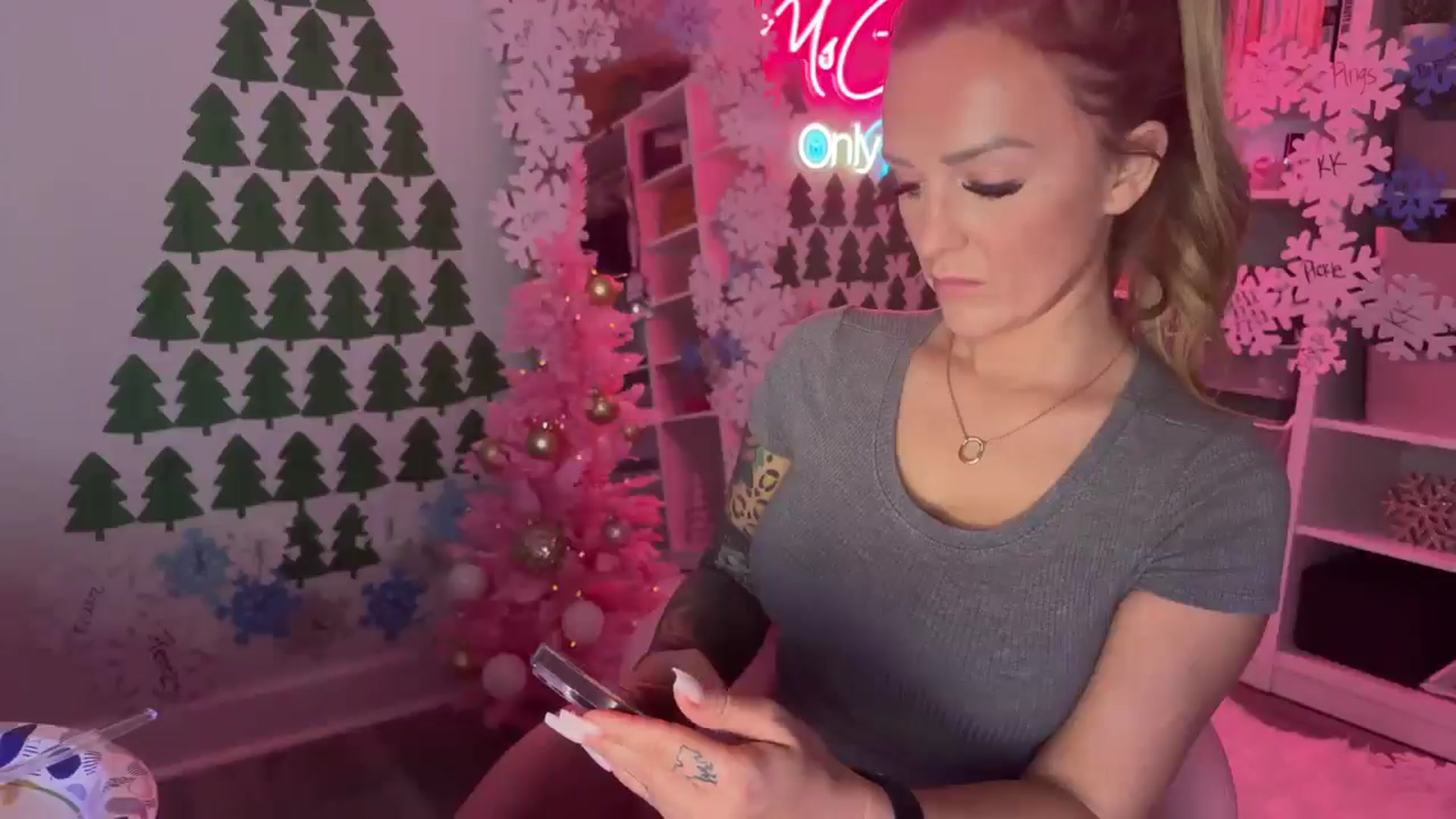 Gallery image thumbnail from MsCheeks's myfreecams stream on, 12/21/2024, 01:24 image 16 of 20