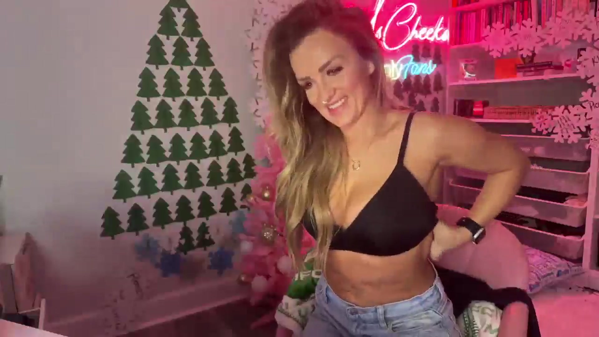 Gallery image thumbnail from MsCheeks's myfreecams stream on, 12/29/2024, 24:26 image 5 of 20