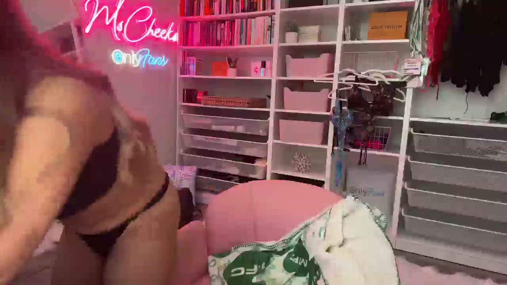 Gallery image thumbnail from MsCheeks's myfreecams stream on, 01/01/2025, 22:28 image 13 of 20